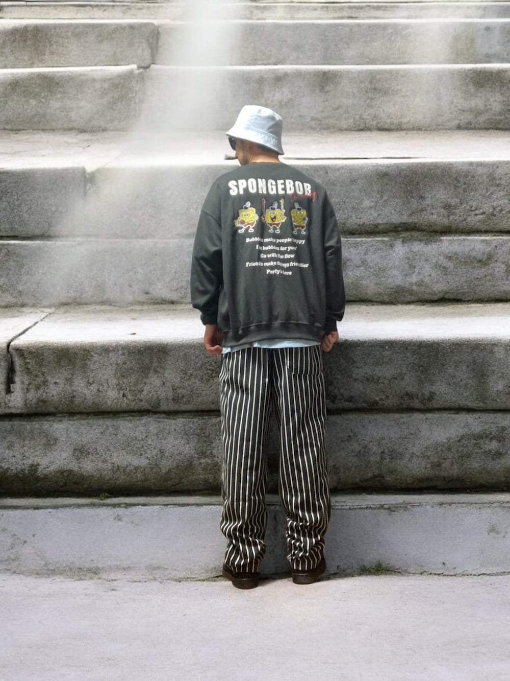 ブルー系のTシャツ/カットソー、ブラック系のローファー、グレー系のスウェットを着用したメンズの秋コーディネートの2枚目の写真