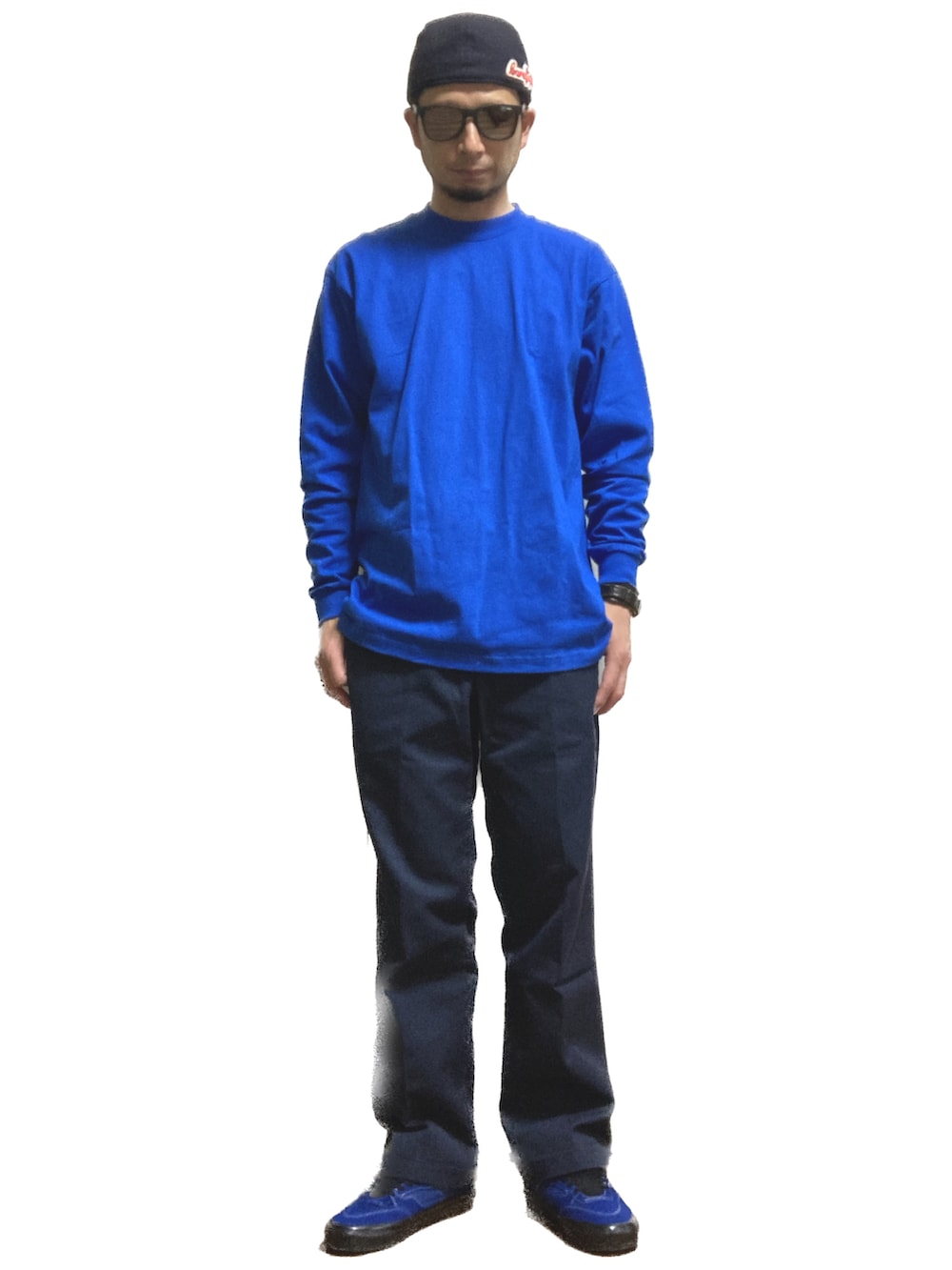 ブルー系のチノパンツ、ブルー系のスニーカー、ブルー系のTシャツ/カットソーを着用したメンズの春コーディネートの2枚目の写真