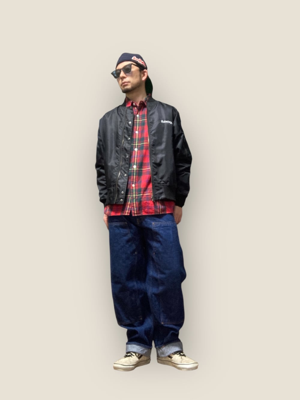 ブラック系のMA-1、レッド系のシャツ/ブラウス、ブルー系のデニムパンツを着用したメンズの冬コーディネートの2枚目の写真