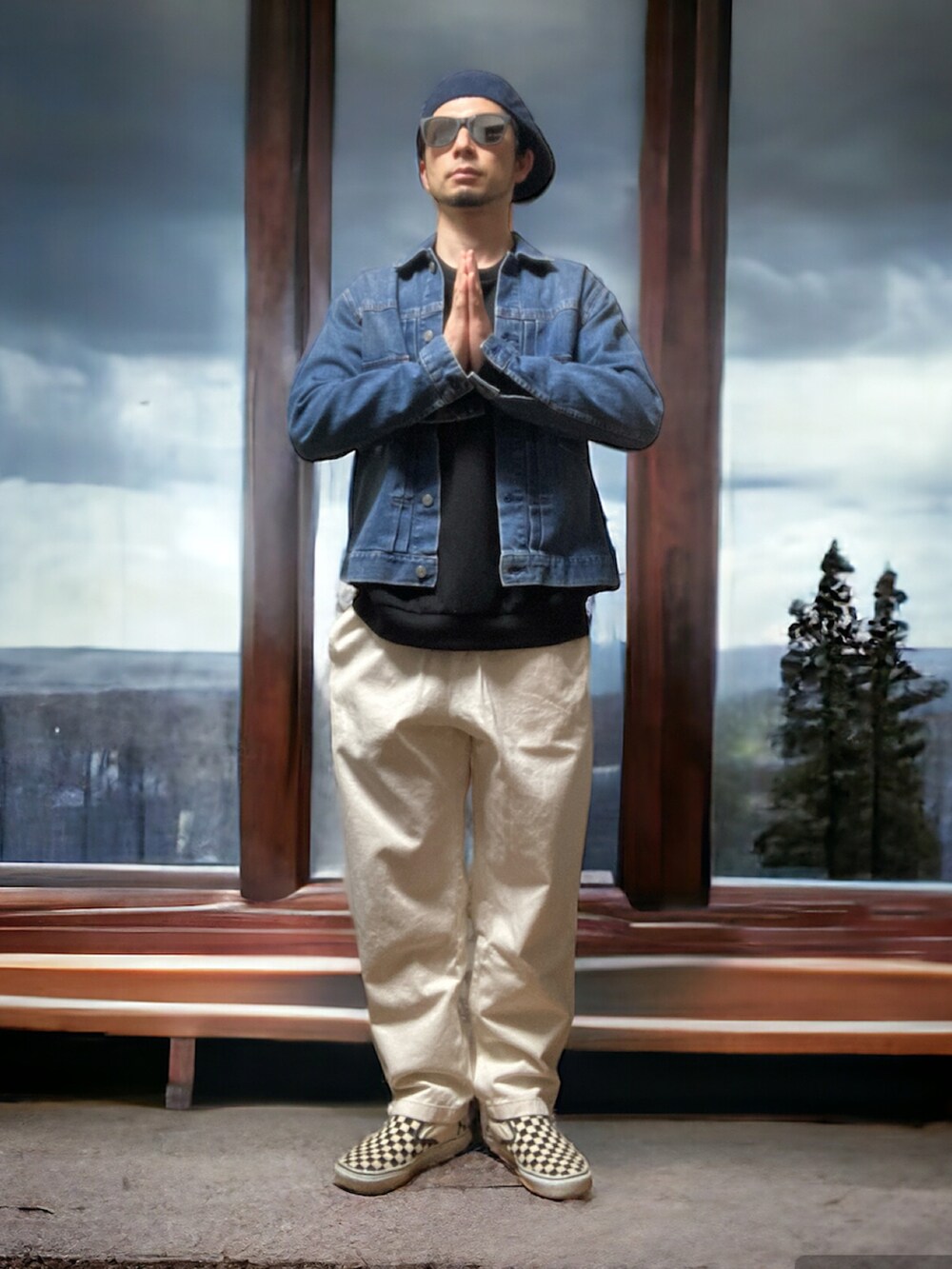 ホワイト系のチノパンツ、ホワイト系のスリッポン、ブラック系のスウェットを着用したメンズの春コーディネートの2枚目の写真