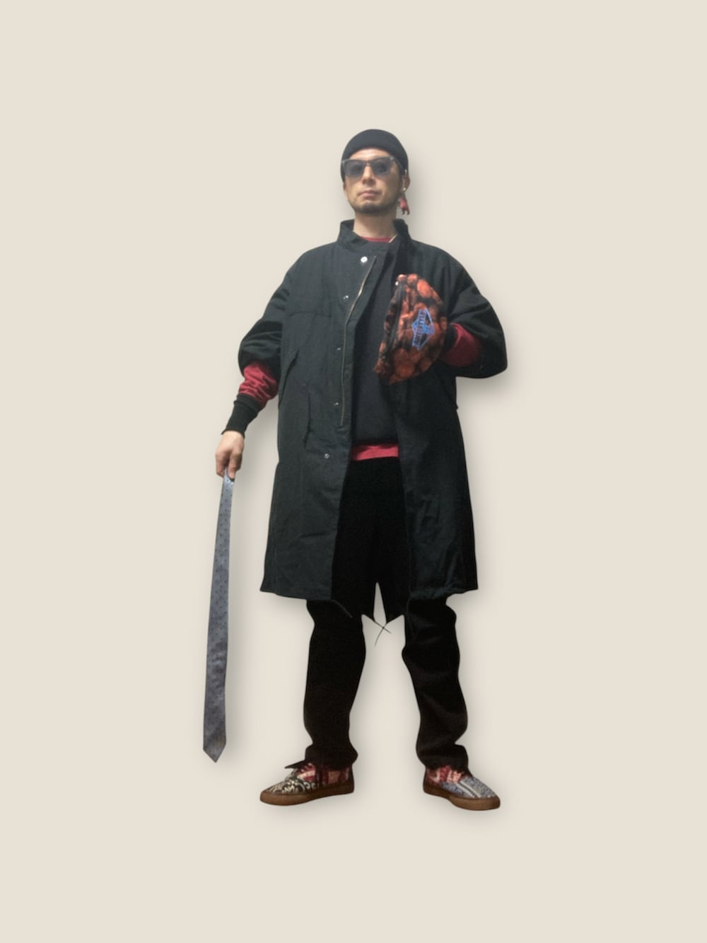 グレー系のネクタイ、オレンジ系のボディバッグ/ウエストポーチ、ブラック系のキーホルダーを着用したメンズの春コーディネートの4枚目の写真