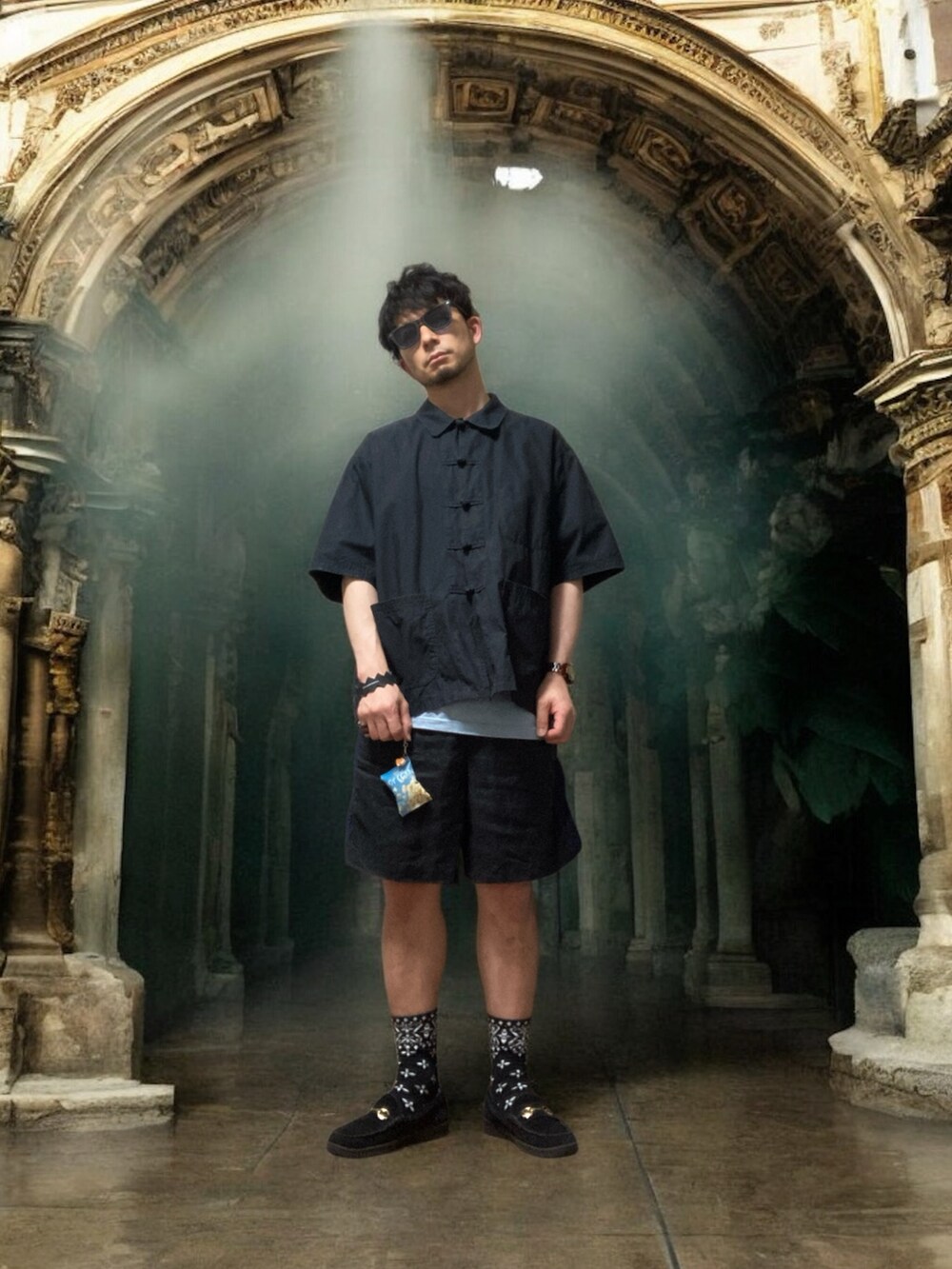 ブラック系のシャツ/ブラウス、ブラック系のその他パンツ、ブラック系のローファーを着用したメンズの春コーディネートの4枚目の写真