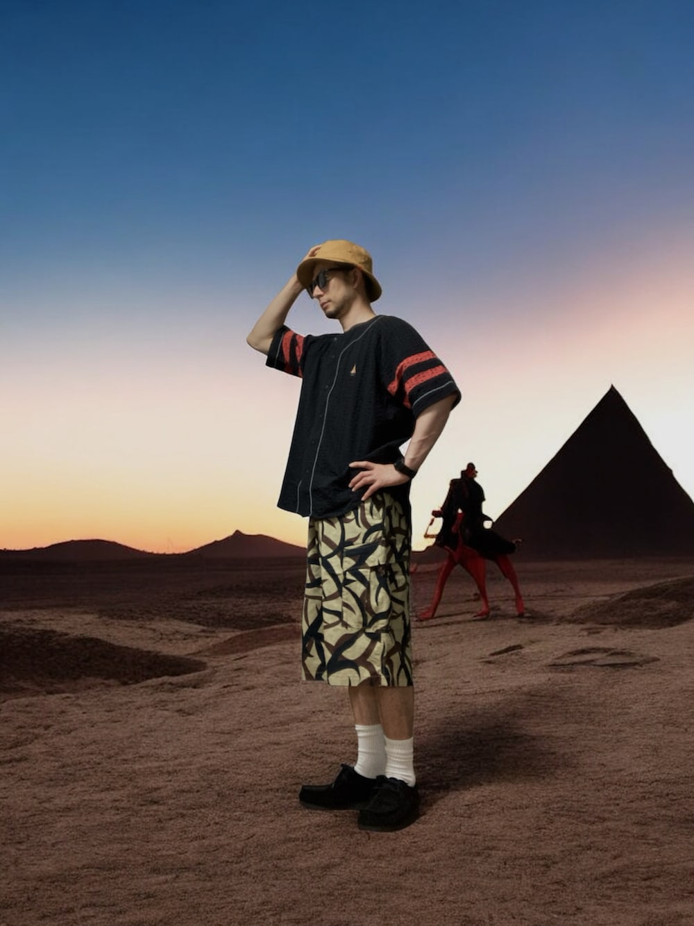 ベージュ系のその他パンツ、ブラック系のトップス、ブラック系のモカシン/デッキシューズを着用したメンズの夏コーディネートの5枚目の写真