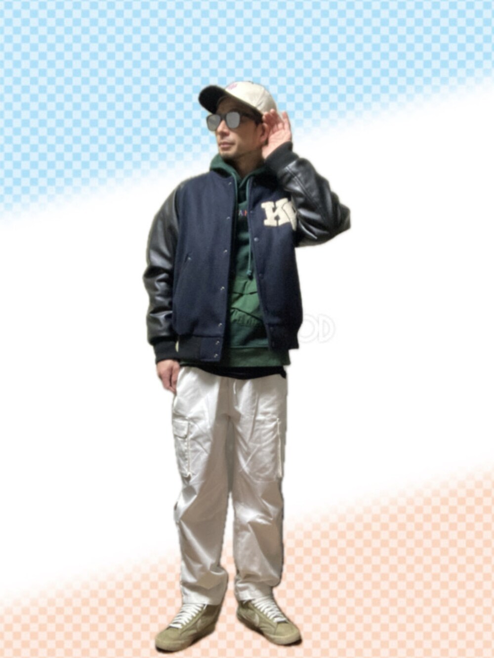 ブルー系のスタジャン、グリーン系のパーカー、ホワイト系のカーゴパンツを着用したメンズの冬コーディネートの3枚目の写真