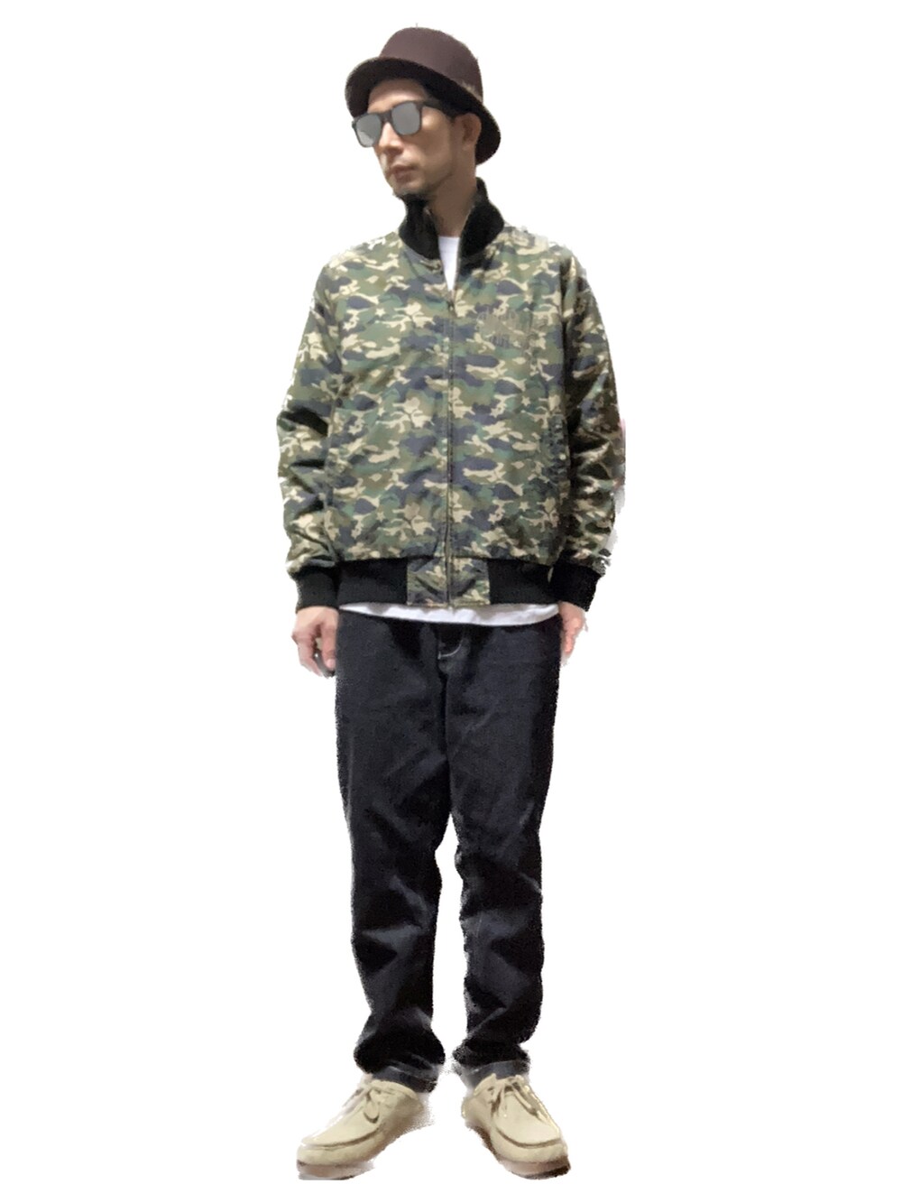ブラック系のデニムパンツ、ベージュ系のモカシン/デッキシューズ、ホワイト系のTシャツ/カットソーを着用したメンズの秋コーディネートの2枚目の写真