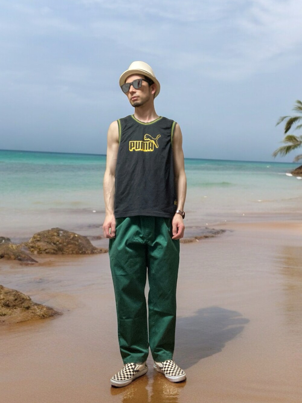 「おじさん、あごひげ、もみあげ、ハット、タンクトップ、ロンT、チノパン、スリッポン、レイヤードスタイル」｜「VANSのVANS: CLASSIC SLIP-ON CHECKER チェック スリッポン（スリッポン、ホワイト系）」を使った、モミヒゲさん（メンズ・175cm）の春コーディネートの3枚目の写真
