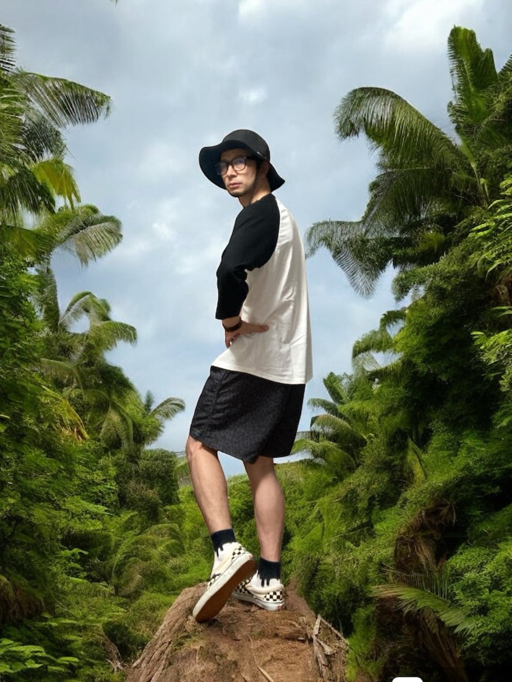 「おじさん、あごひげ、もみあげ、アドベンチャーハット、ラグランTシャツ、ショートパンツ、スニーカー、スリッポン、梅雨のハーフパンツ祭り、梅雨のカエル祭り」｜「FREAK'S STOREの【限定展開】コットンナイロン イージーショーツ/レオパード/バンダナ柄（その他パンツ、グレー系）」を使った、モミヒゲさん（メンズ・175cm）の夏コーディネートの3枚目の写真