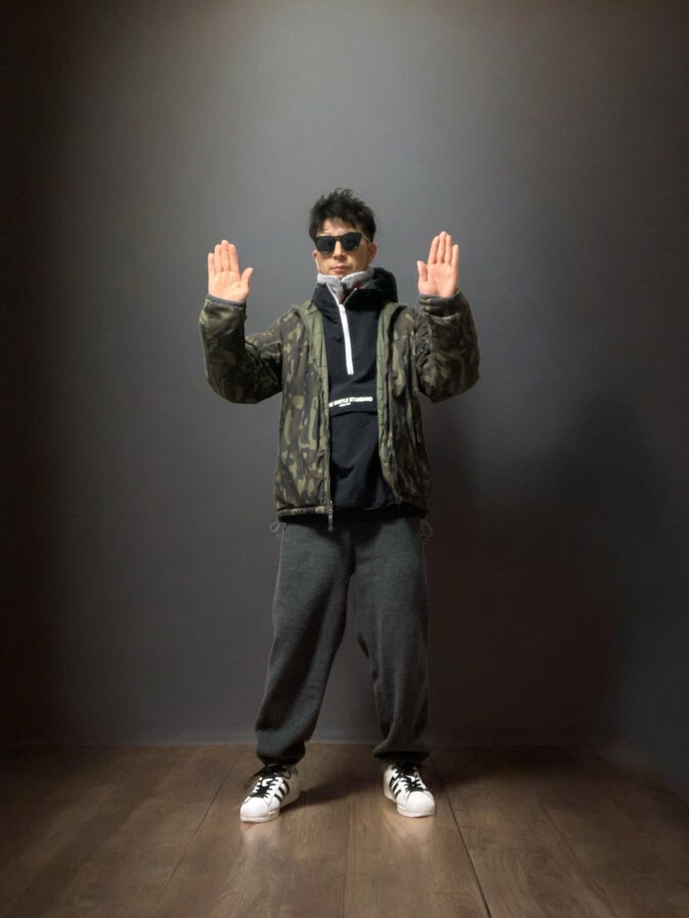 「おじさん、あごひげ、もみあげ、ナイロンジャケット、アノラックパーカー、ネックウォーマー、フリースパンツ、スニーカー」｜「adidas Originalsのadidas スーパースター 80s [SUPERSTAR 80s]  アディダスオリジナル ee8778（スニーカー、ホワイト系）」を使った、モミヒゲさん（メンズ・175cm）の春コーディネートの5枚目の写真