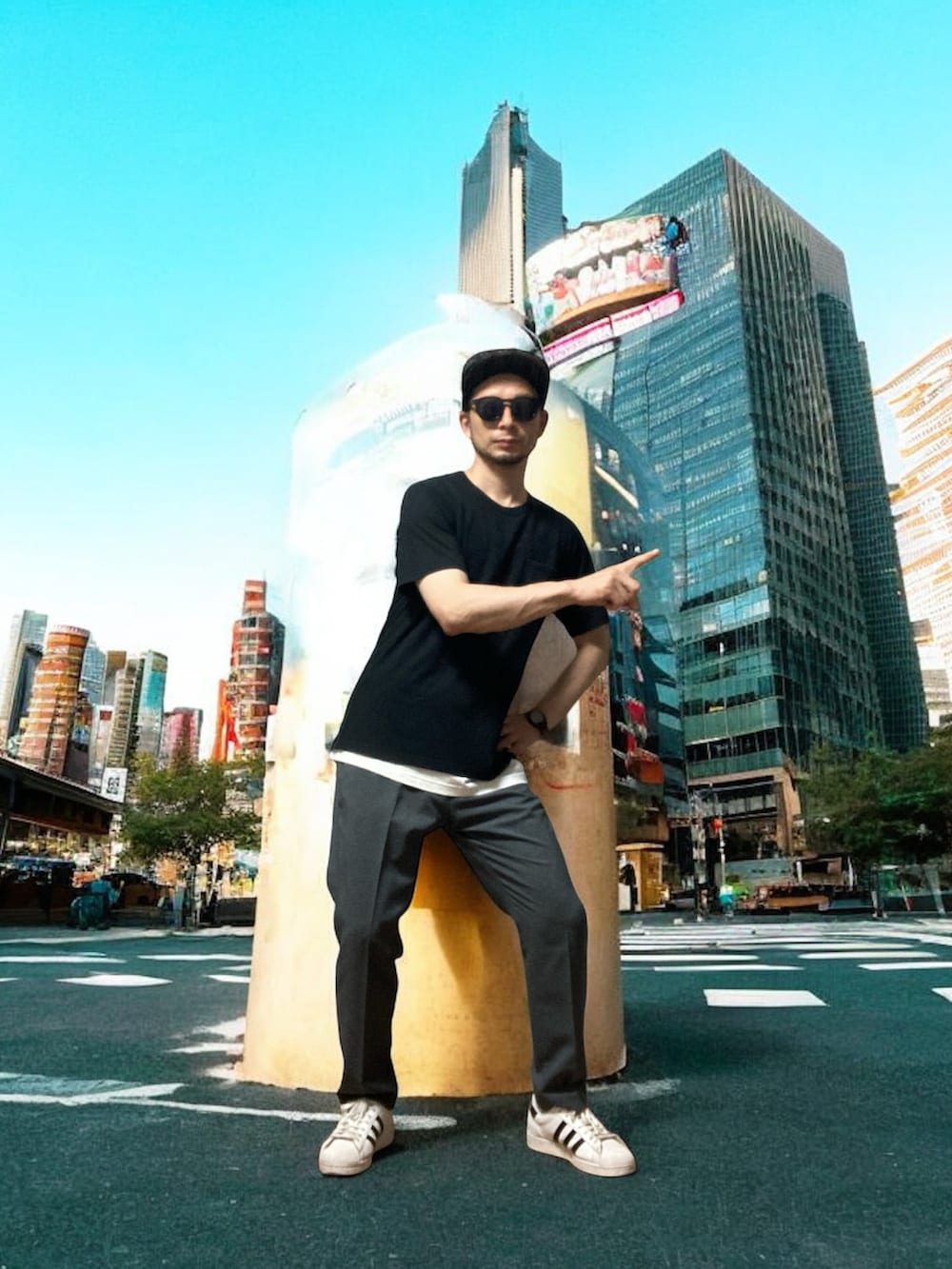 「おじさん、あごひげ、もみあげ、ハンチング、Tシャツ、スラックス、スニーカー、秋っぽコーデ更新中」｜「GUのアイテム（スラックス、グレー系）」を使った、モミヒゲさん（メンズ・175cm）の秋コーディネートの3枚目の写真