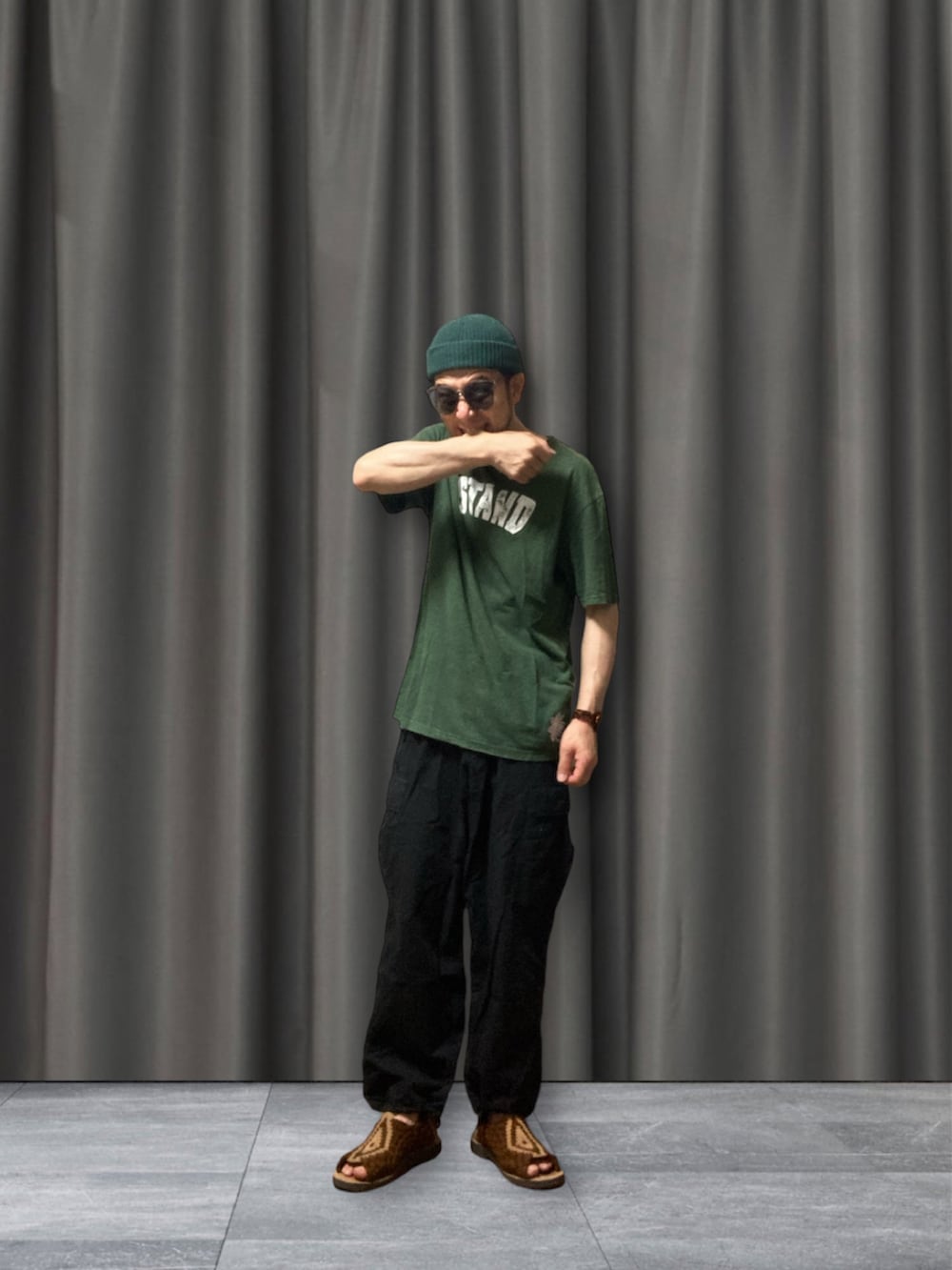 「おじさん、あごひげ、もみあげ、ニット帽、Tシャツ、カーゴパンツ、サンダル、伯方の塩」｜「TOKYO HEMP CONNECTIONのアイテム（Tシャツ/カットソー、グリーン系）」を使った、モミヒゲさん（メンズ・175cm）の秋コーディネートの4枚目の写真
