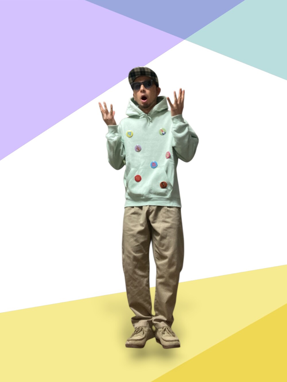 レッド系のチノパンツ、グリーン系のパーカー、レッド系のスニーカーを着用したメンズの春コーディネートの5枚目の写真