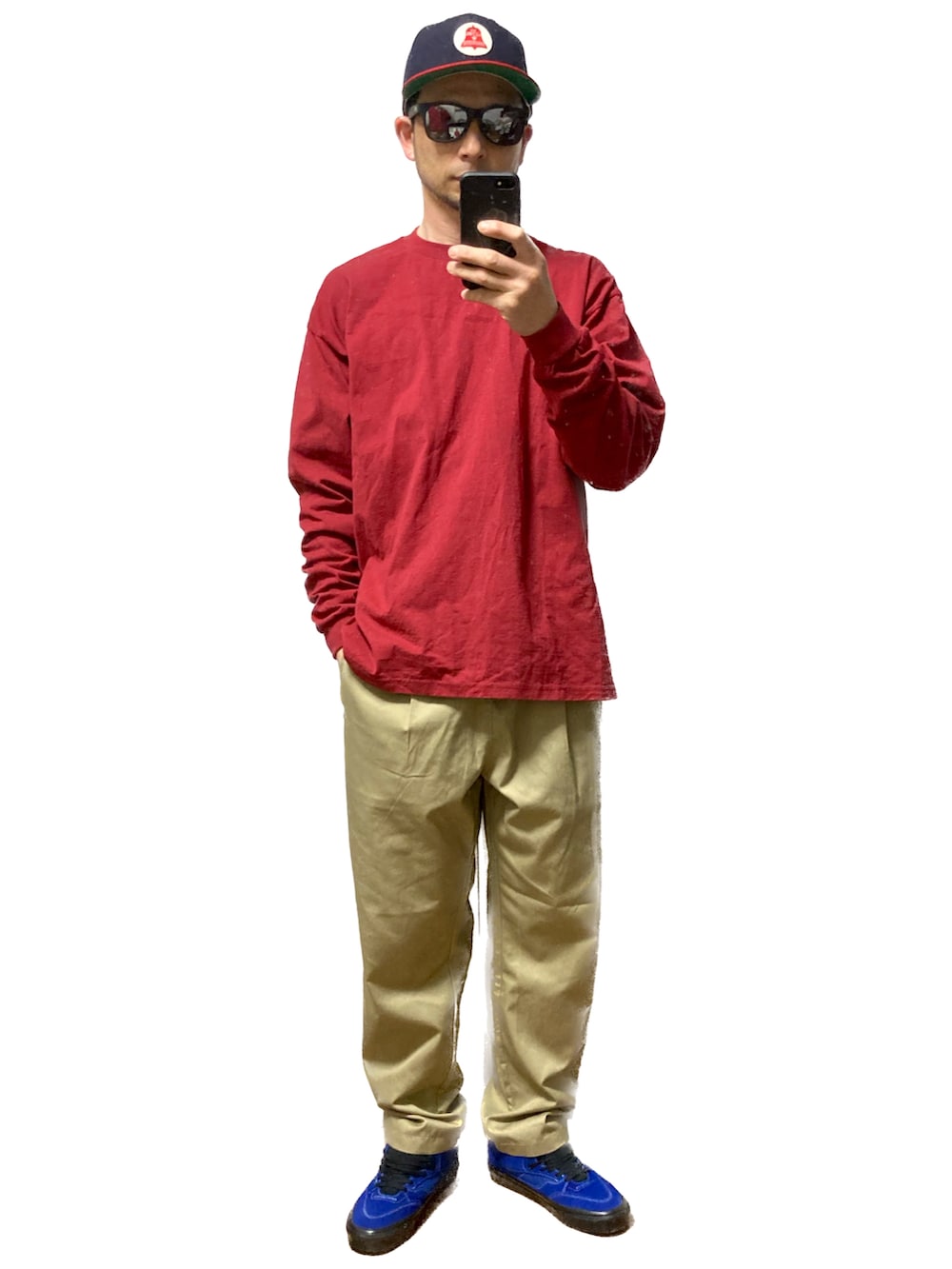 ベージュ系のチノパンツ、ブルー系のスニーカー、レッド系のTシャツ/カットソーを着用したメンズの春コーディネートの3枚目の写真