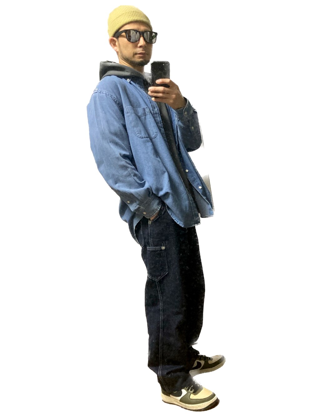「おじさん、あごひげ、もみあげ、ニット帽、デニムシャツ、パーカー、デニムパンツ、LEVI'S RED、スニーカー、エアフォースワン、ゴアテックス」｜「Levi'sのLevi's(R)RED STAY LOOSE UTILITY DIAMOND BEACH（デニムパンツ、ブルー系）」を使った、モミヒゲさん（メンズ・175cm）の春コーディネートの2枚目の写真