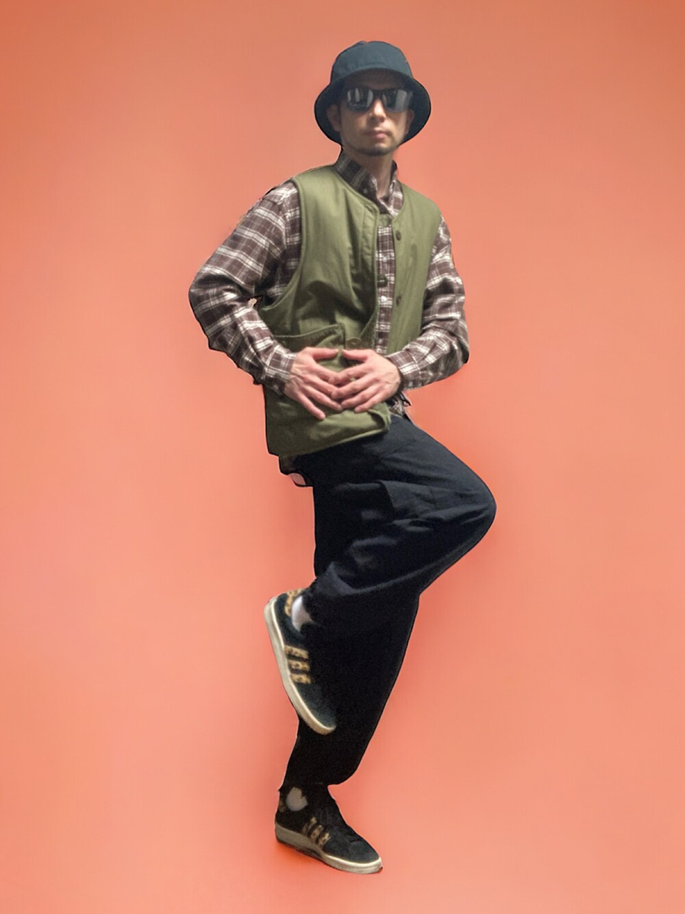 ブラック系のカーゴパンツ、ブラック系のスニーカー、ブラウン系のシャツ/ブラウスを着用したメンズの冬コーディネートの3枚目の写真