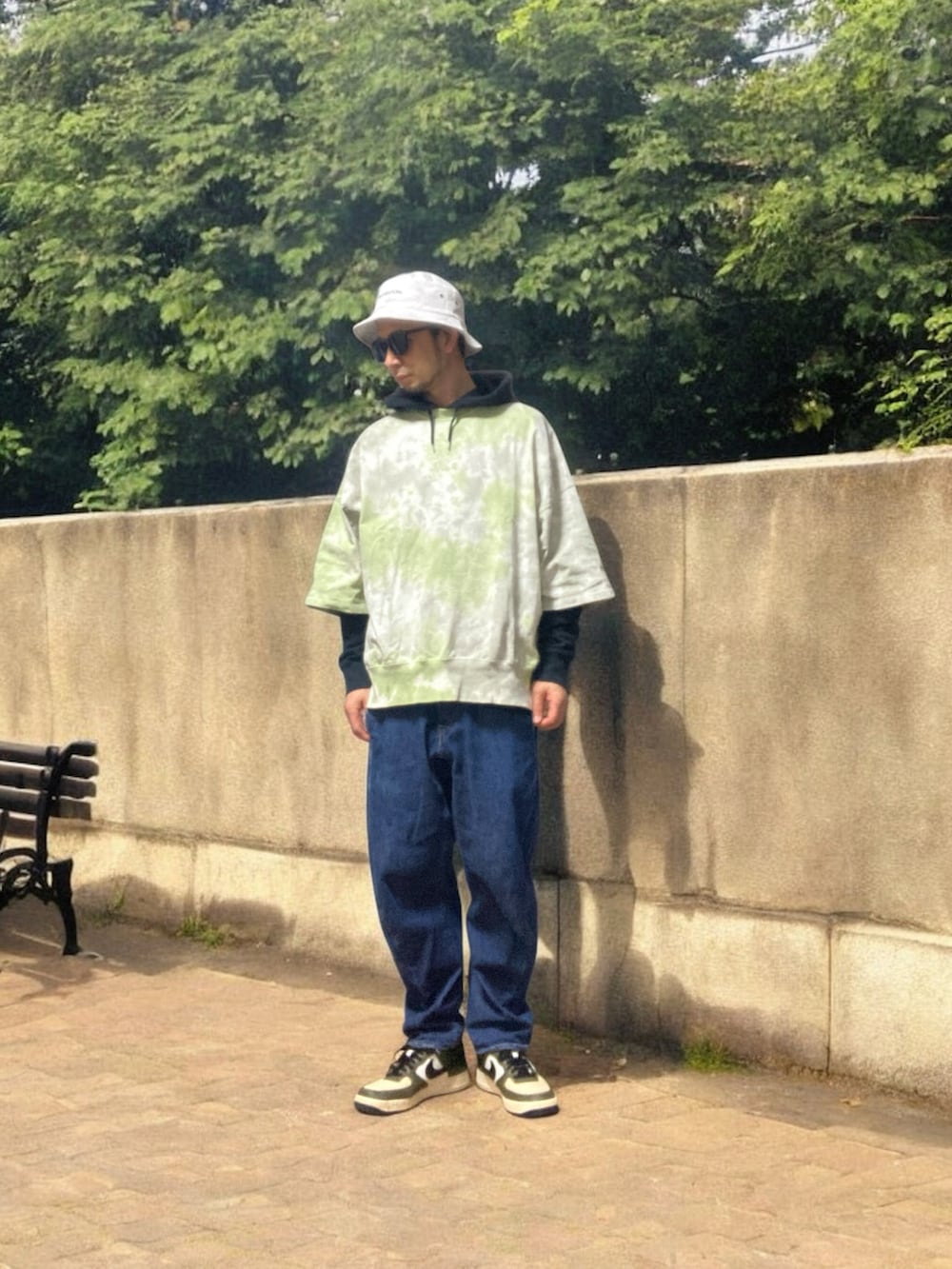 「おじさん、あごひげ、もみあげ、バケットハット、タイダイ柄、パーカー、スウェット、デニムパンツ、スニーカー」｜「Levi'sの【LEVI'S】ＬＥＪ５７０バギーテーパー（デニムパンツ、ブルー系）」を使った、モミヒゲさん（メンズ・175cm）の冬コーディネートの2枚目の写真