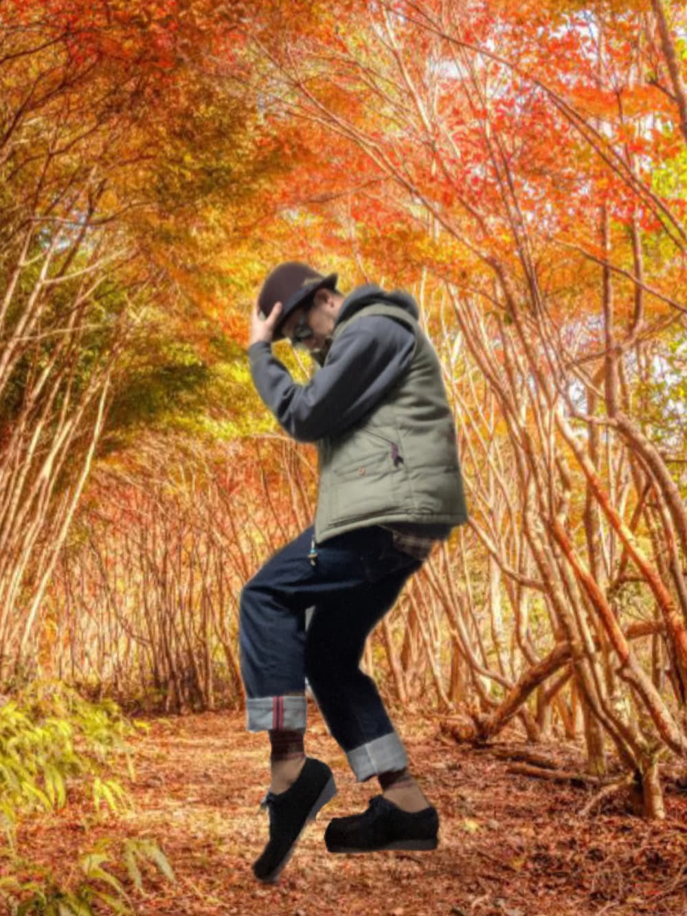 ブラック系のモカシン/デッキシューズ、ブルー系のデニムパンツ、グレー系のパーカーを着用したメンズの冬コーディネートの3枚目の写真