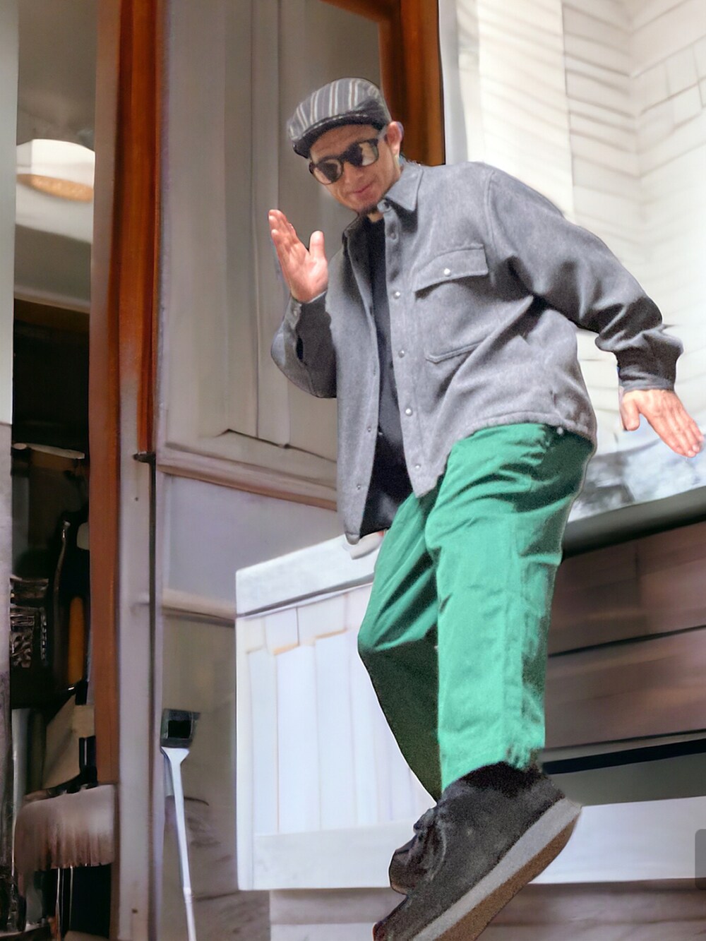 グリーン系のチノパンツ、ブラック系のモカシン/デッキシューズ、グレー系のシャツ/ブラウスを着用したメンズの冬コーディネートの5枚目の写真