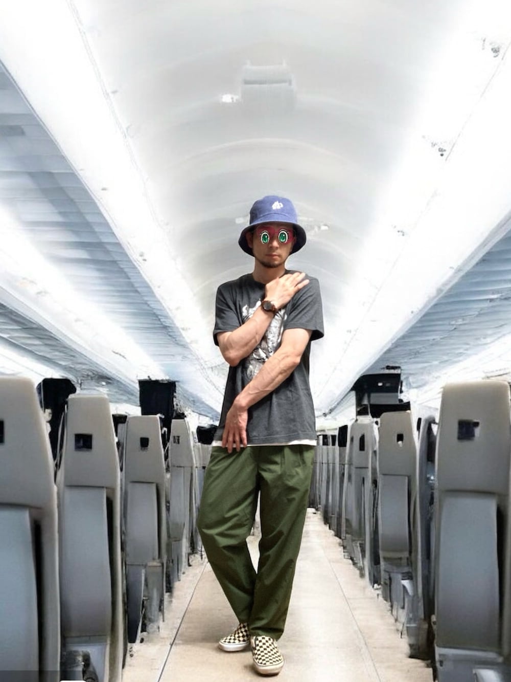 「おじさん、あごひげ、もみあげ、バケットハット、Tシャツ、スラックス、スニーカー」｜「workmanのアイテム（スラックス、グリーン系）」を使った、モミヒゲさん（メンズ・175cm）の夏コーディネートの4枚目の写真