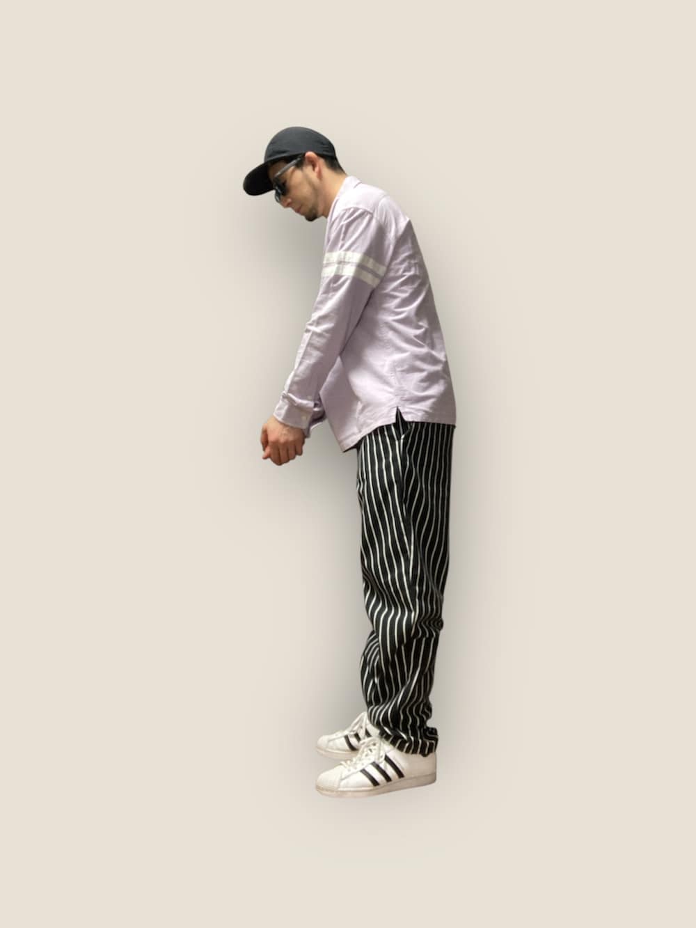 パープル系のシャツ/ブラウス、ホワイト系のスニーカー、ブルー系のスタジャンを着用したメンズの冬コーディネートの4枚目の写真