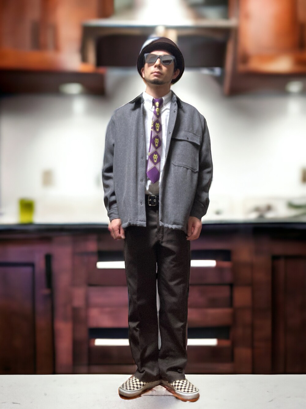 ブラウン系のチノパンツ、ホワイト系のスリッポン、グレー系のシャツ/ブラウスを着用したメンズの春コーディネートの2枚目の写真