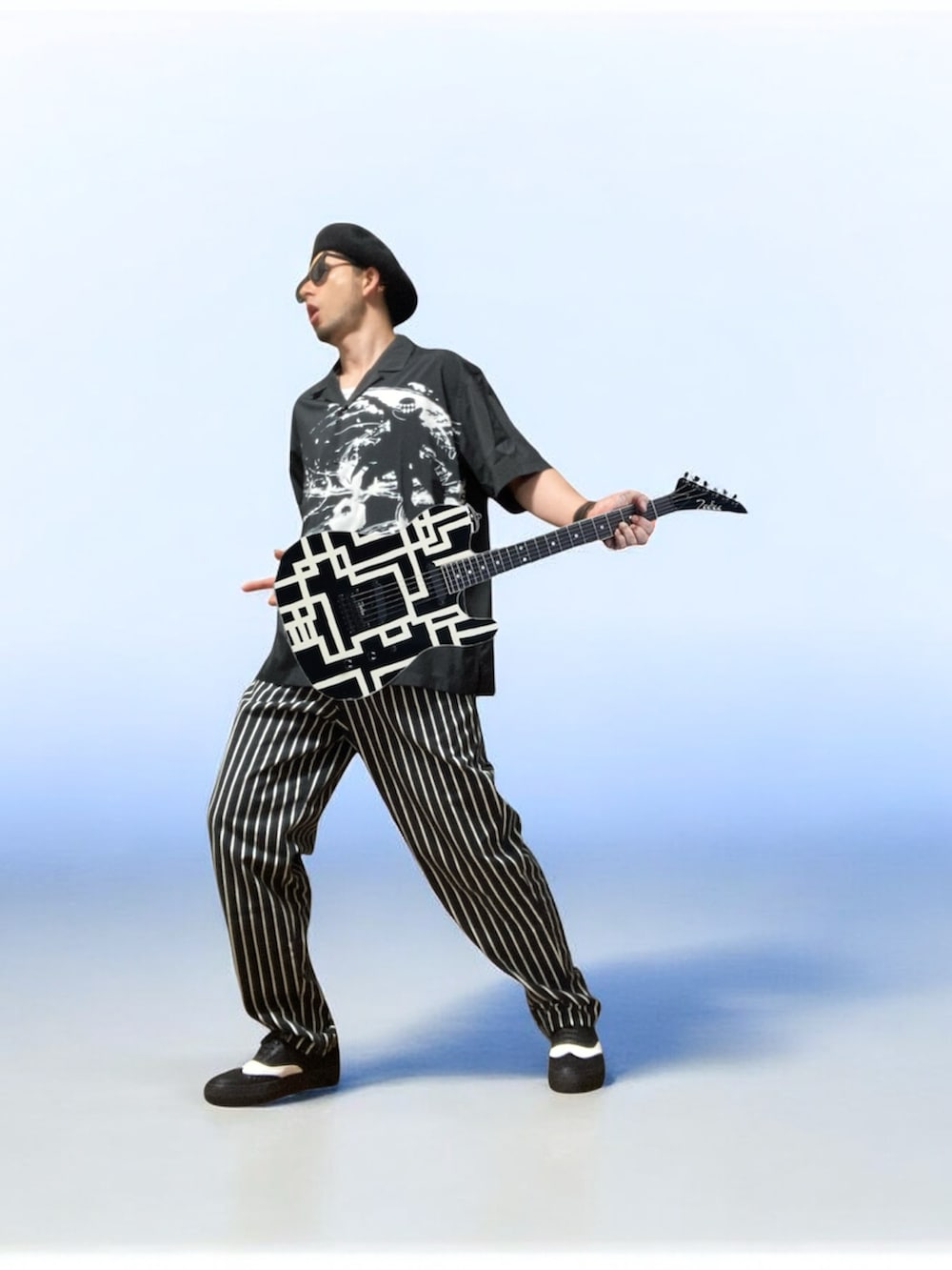 ブラック系のスニーカー、ブラック系のシャツ/ブラウス、ブラック系のチノパンツを着用したメンズの夏コーディネートの4枚目の写真