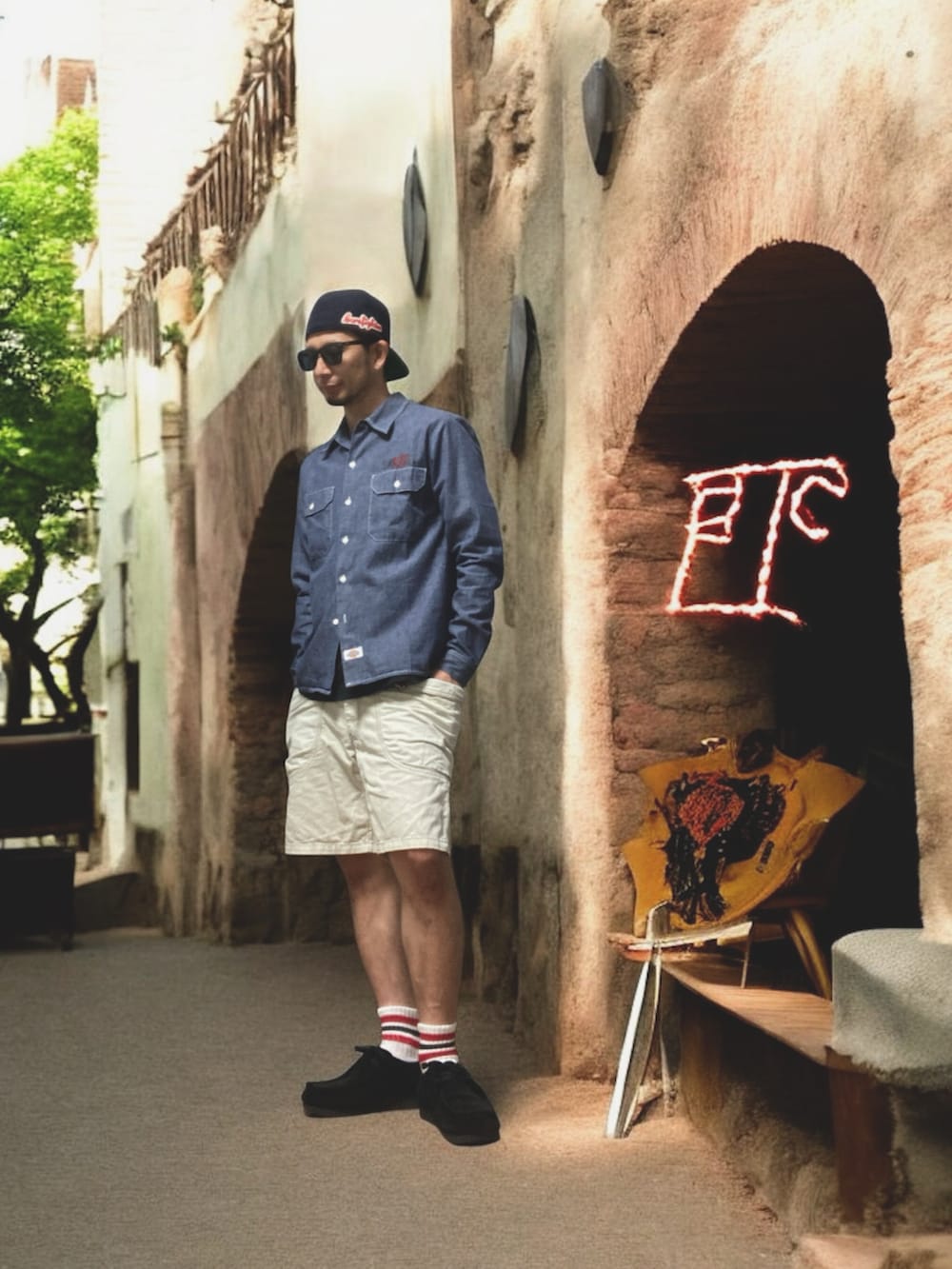ブルー系のシャツ/ブラウス、ベージュ系のその他パンツ、ブラック系のモカシン/デッキシューズを着用したメンズの夏コーディネートの2枚目の写真