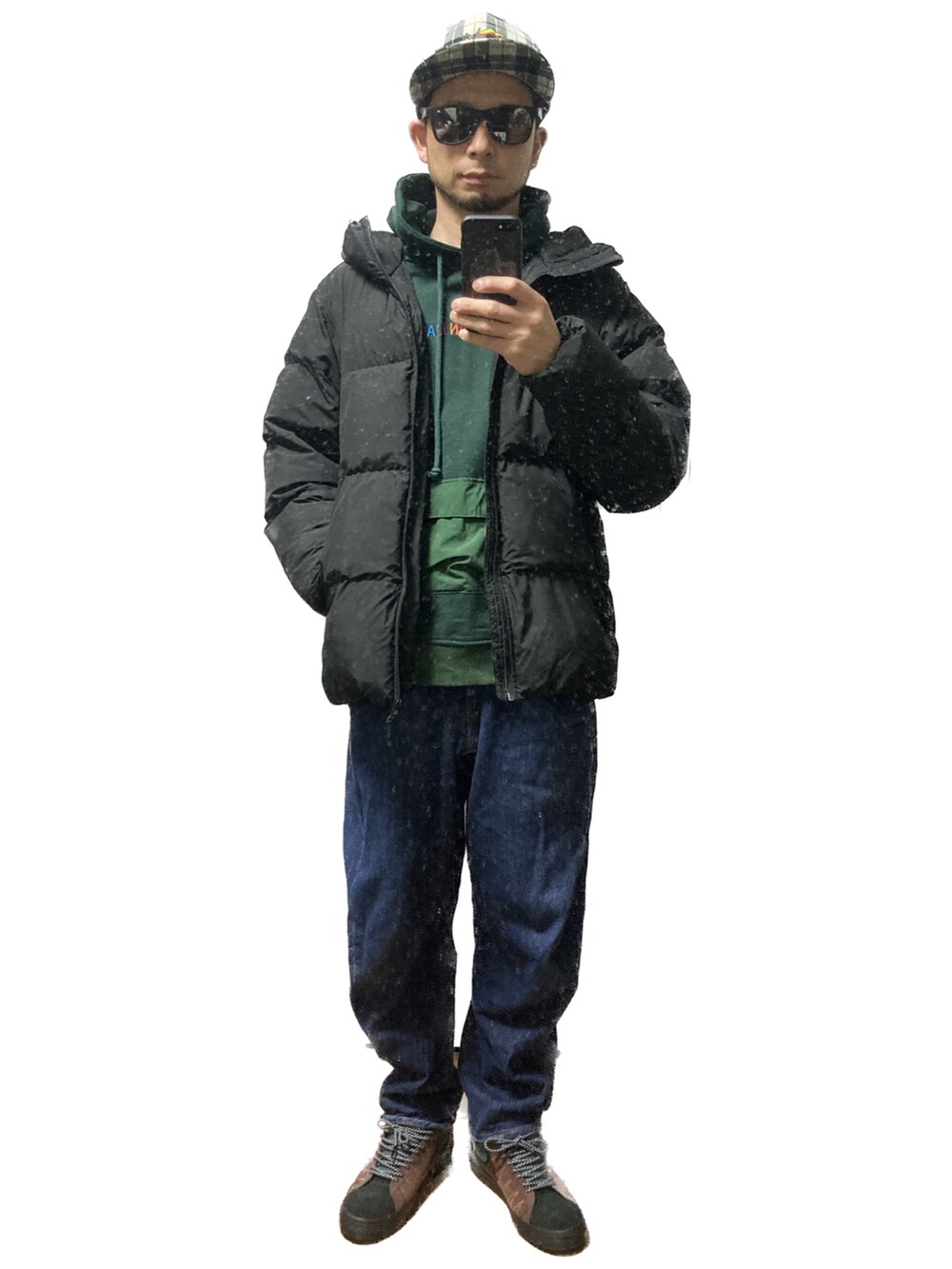 ブルー系のデニムパンツ、ブラウン系のスニーカー、ブラック系のダウンジャケット/コートを着用したメンズの冬コーディネートの3枚目の写真