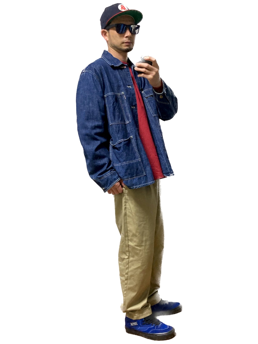 ベージュ系のチノパンツ、ブルー系のスニーカー、レッド系のTシャツ/カットソーを着用したメンズの春コーディネートの2枚目の写真