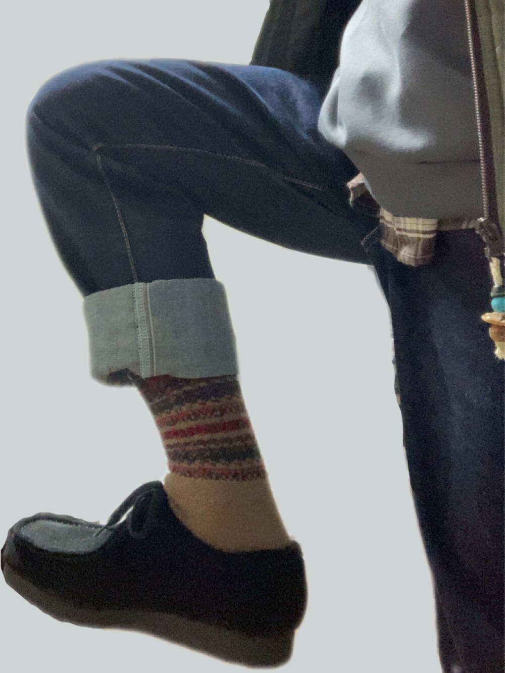 ブラック系のモカシン/デッキシューズ、ブルー系のデニムパンツ、グレー系のパーカーを着用したメンズの冬コーディネートの4枚目の写真