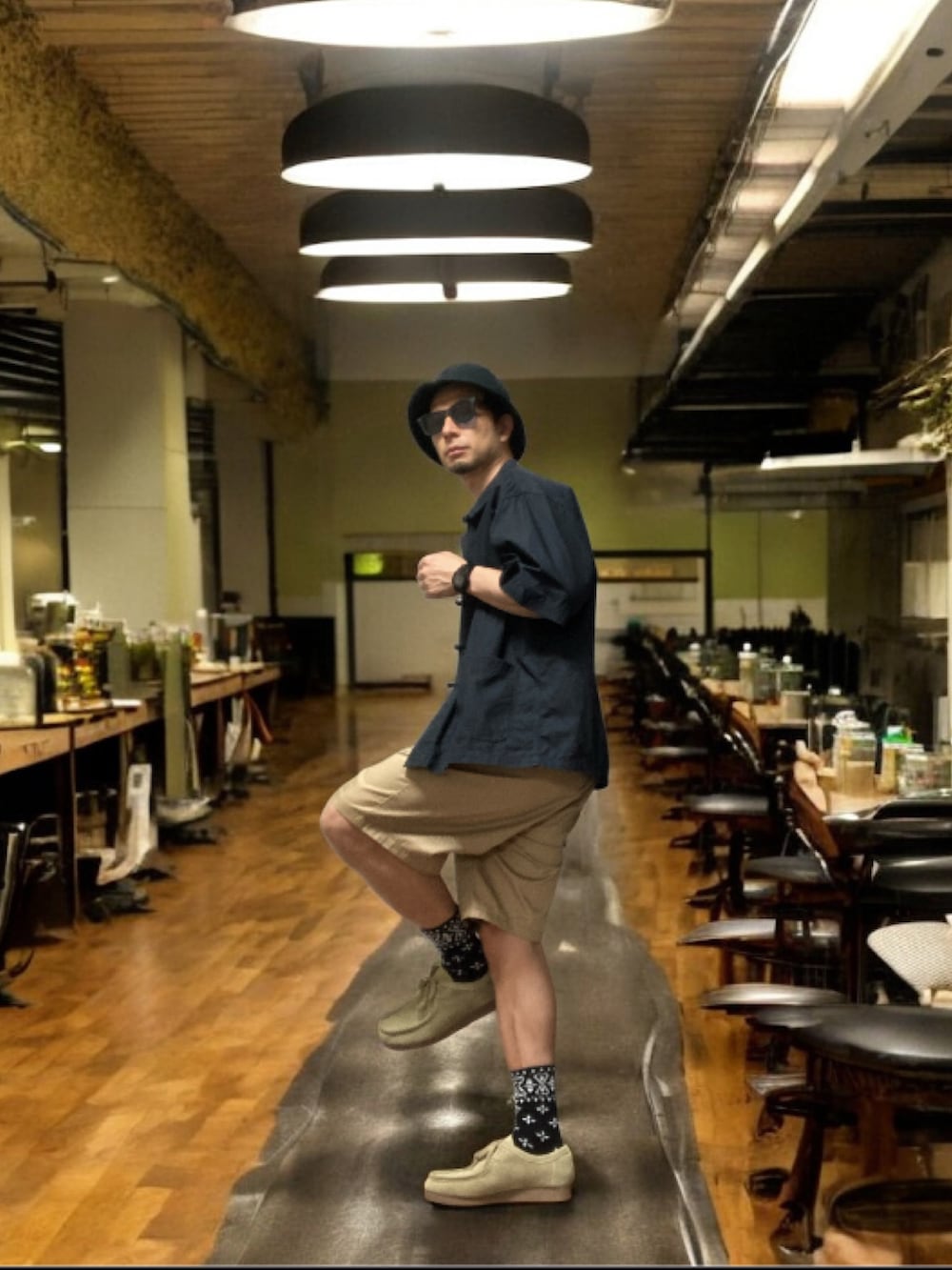 ブラック系のシャツ/ブラウス、ベージュ系のチノパンツ、ベージュ系のモカシン/デッキシューズを着用したメンズの秋コーディネートの3枚目の写真