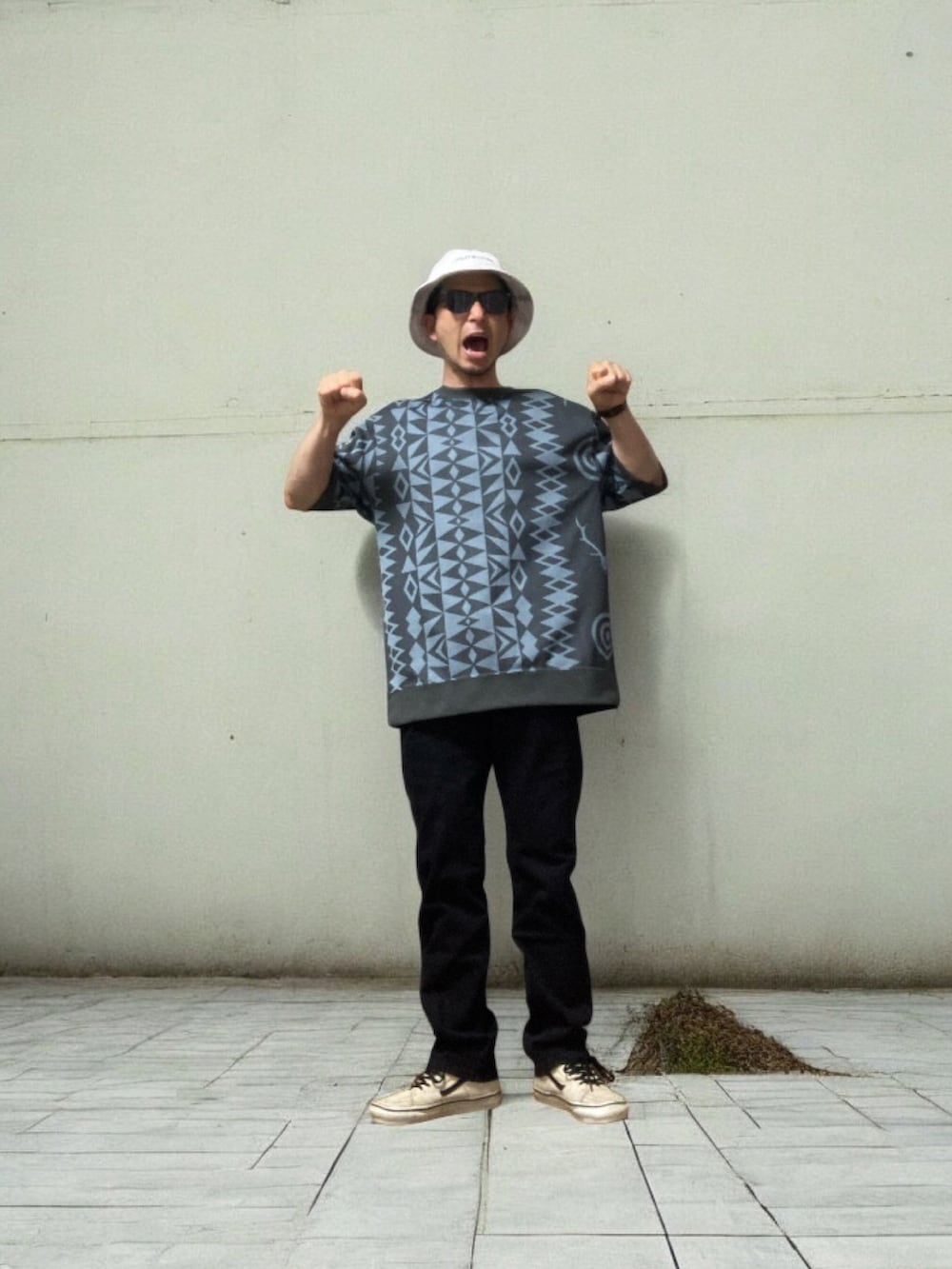 「おじさん、あごひげ、もみあげ、バケットハット、Tシャツ、デニムパンツ、黒パンツ、スニーカー」｜「Levi'sのLevi's/リーバイス 505(TM) レギュラーフィット ブラック NATIVE CALI（デニムパンツ、ブラック系）」を使った、モミヒゲさん（メンズ・175cm）の春コーディネートの5枚目の写真