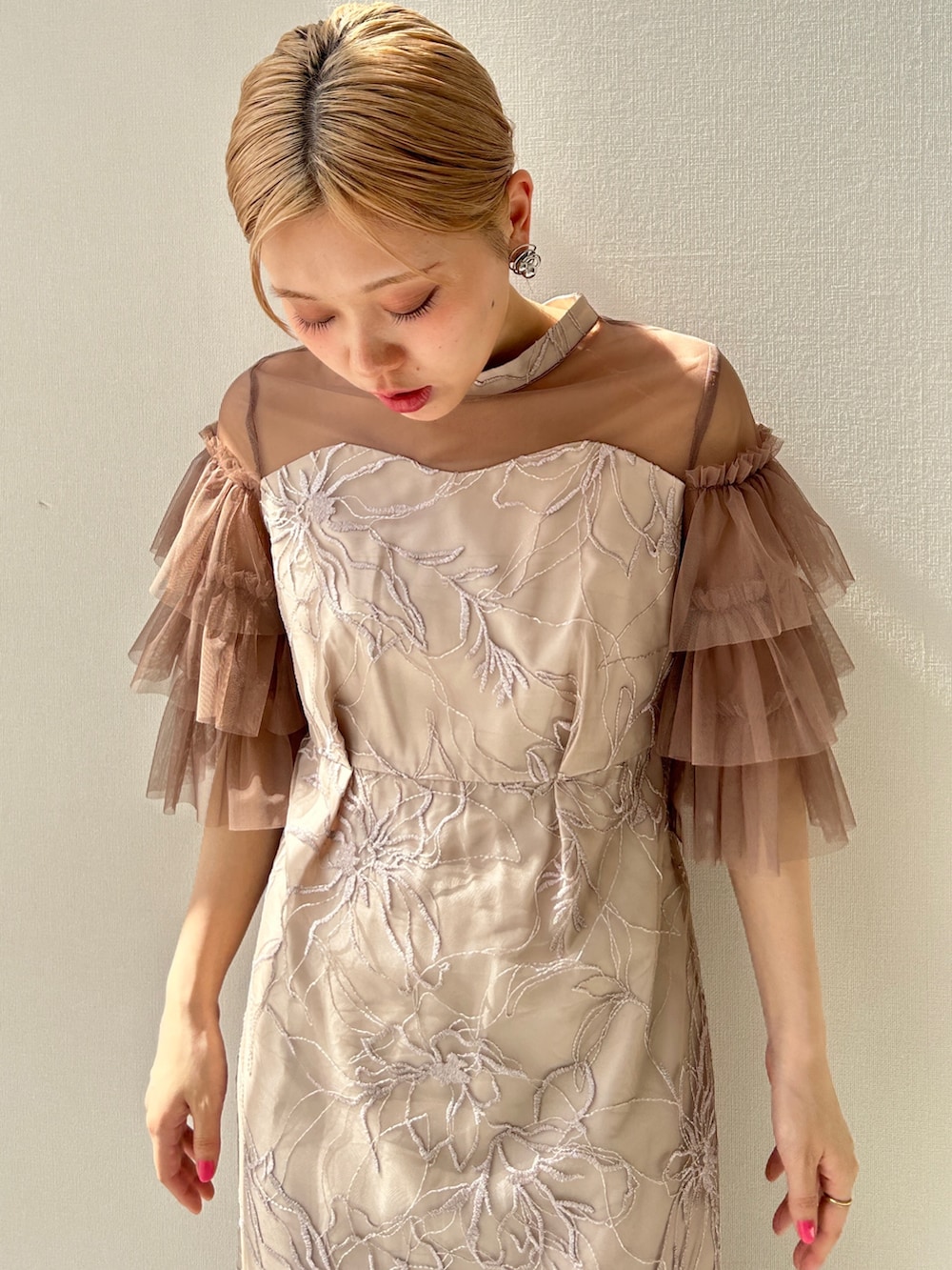 「レディースファッション、スタッフ、レギュラー、結婚式コーデ、結婚式スタイル、結婚式二次会スタイル、同窓会、同窓会ドレス、同窓会コーデ、同窓会スタイル、お呼ばれ、お呼ばれスタイル、お呼ばれコーデ、お呼ばれドレス、お呼ばれコーディネート」｜「Jolie et Jolieの【結婚式・パーティードレス】ティアードスリーブ刺繍ワンピースドレス（ドレス、ブラウン系）」を使った、KAYAさん（レディース・153cm）の夏コーディネートの3枚目の写真
