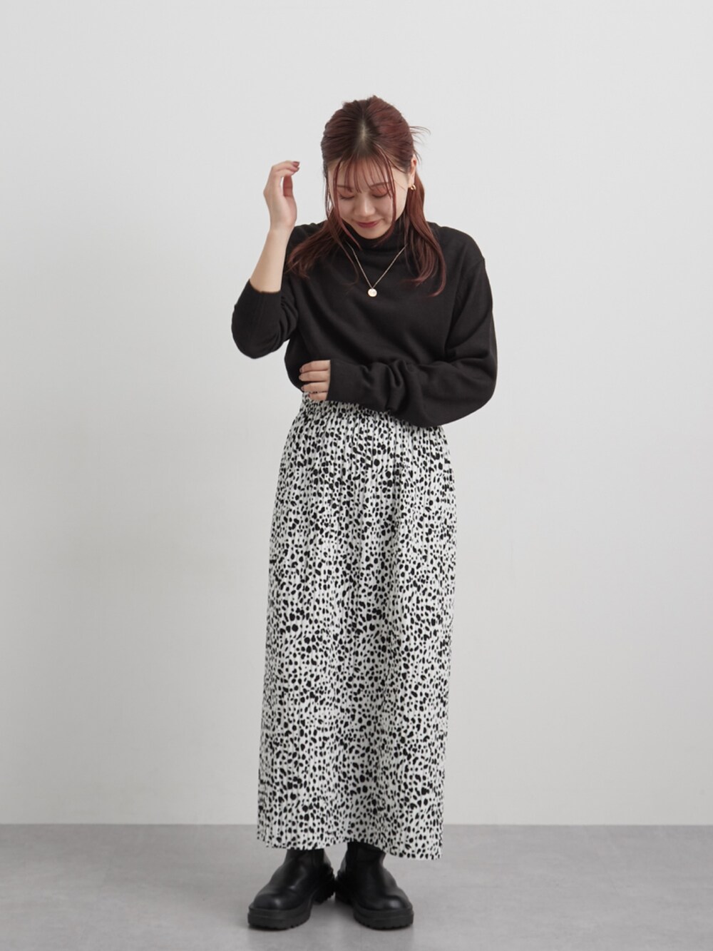 ホワイト系のスカート、ベージュ系のスカートを着用したレディースの冬コーディネートの2枚目の写真