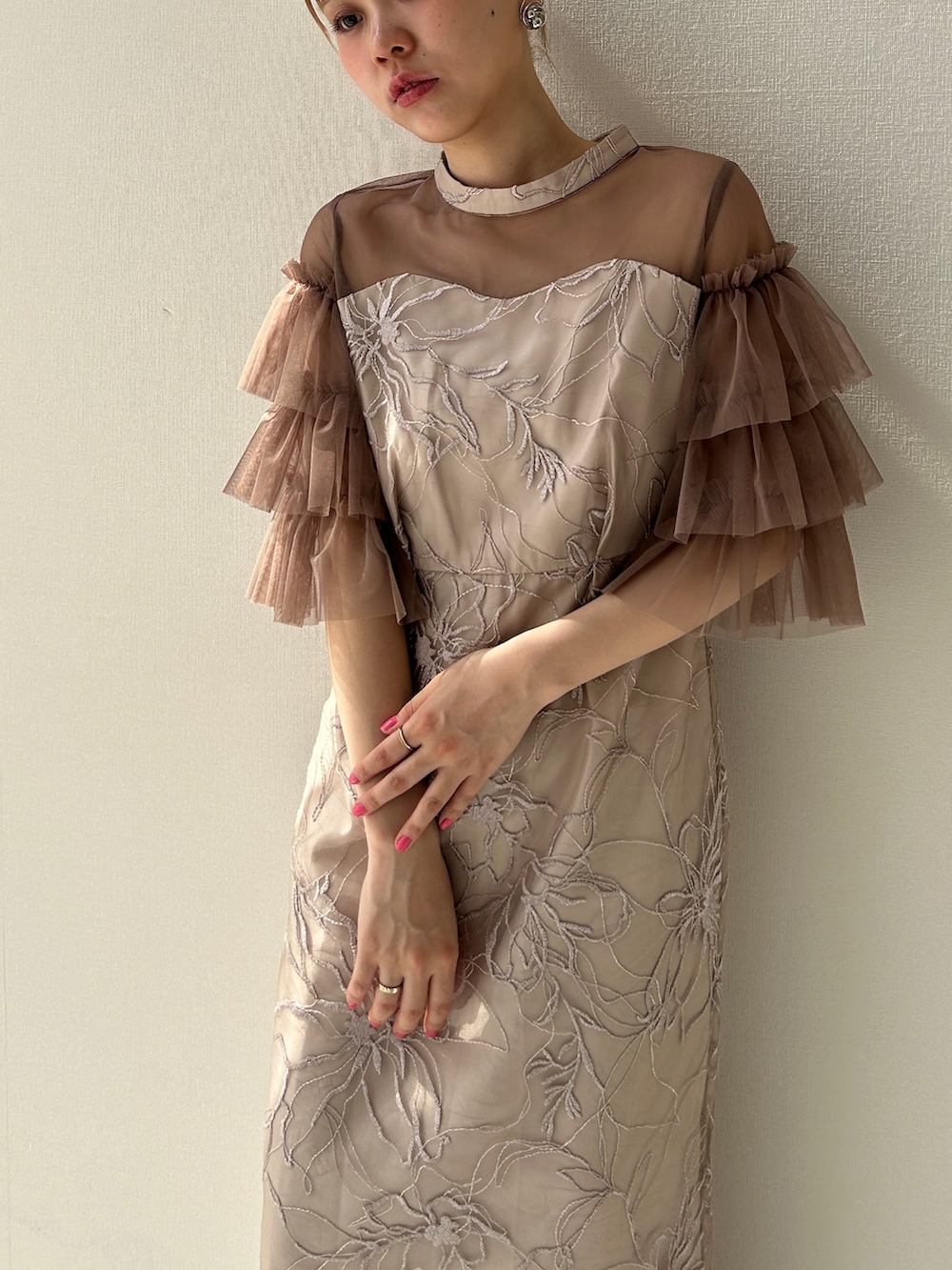 「レディースファッション、スタッフ、レギュラー、結婚式コーデ、結婚式スタイル、結婚式二次会スタイル、同窓会、同窓会ドレス、同窓会コーデ、同窓会スタイル、お呼ばれ、お呼ばれスタイル、お呼ばれコーデ、お呼ばれドレス、お呼ばれコーディネート」｜「Jolie et Jolieの【結婚式・パーティードレス】ティアードスリーブ刺繍ワンピースドレス（ドレス、ブラウン系）」を使った、KAYAさん（レディース・153cm）の夏コーディネートの2枚目の写真