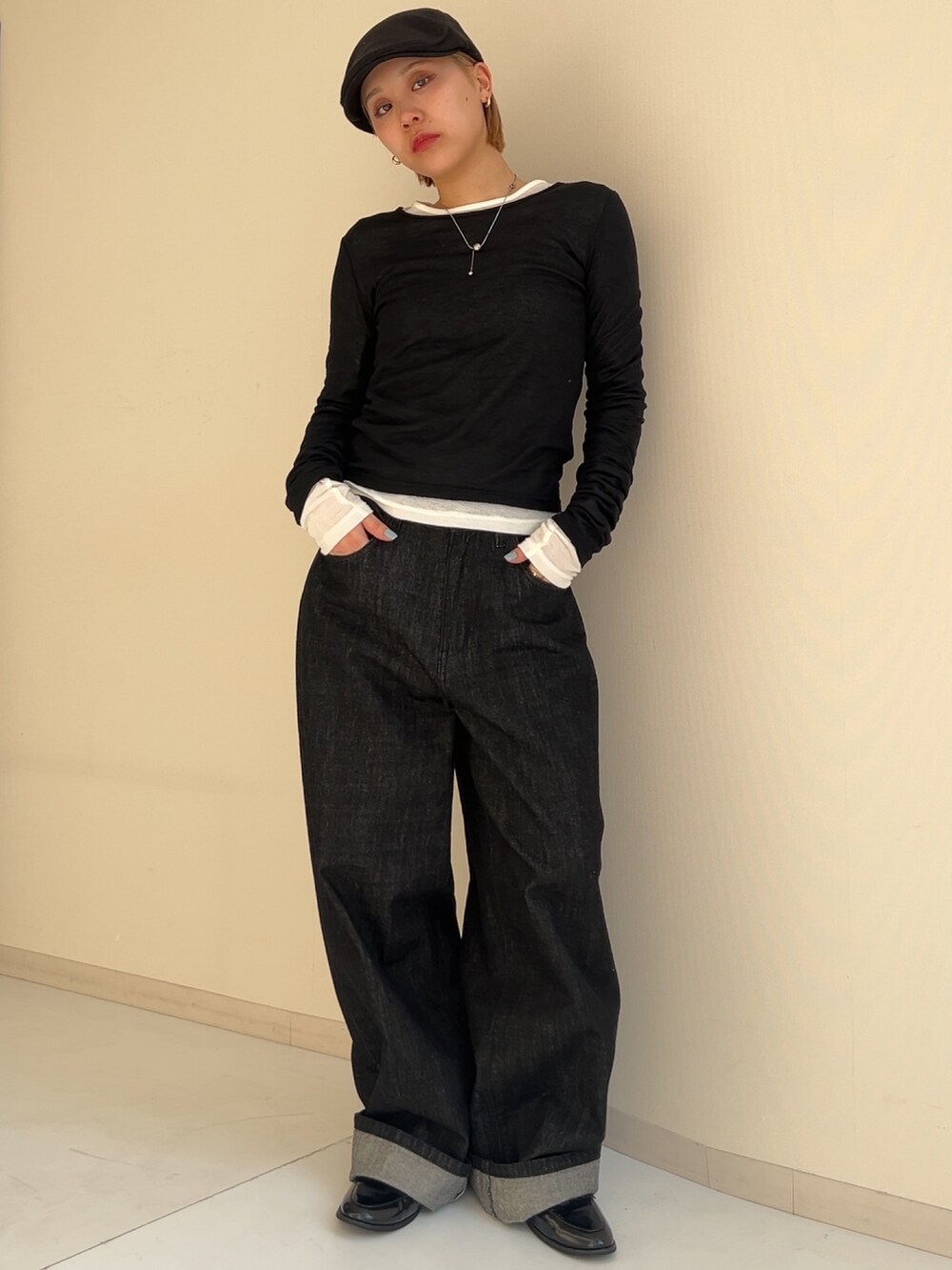 ホワイト系のTシャツ/カットソー、ブラック系のTシャツ/カットソー、ブラック系のデニムパンツを着用したレディースの春コーディネートの2枚目の写真