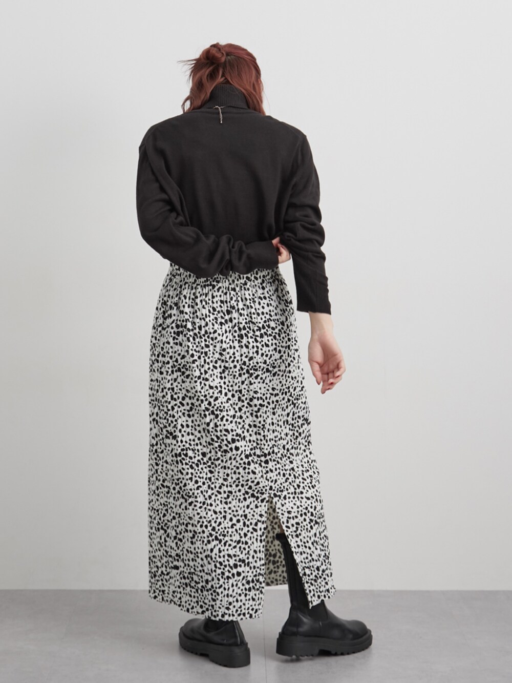 ホワイト系のスカート、ベージュ系のスカートを着用したレディースの冬コーディネートの3枚目の写真