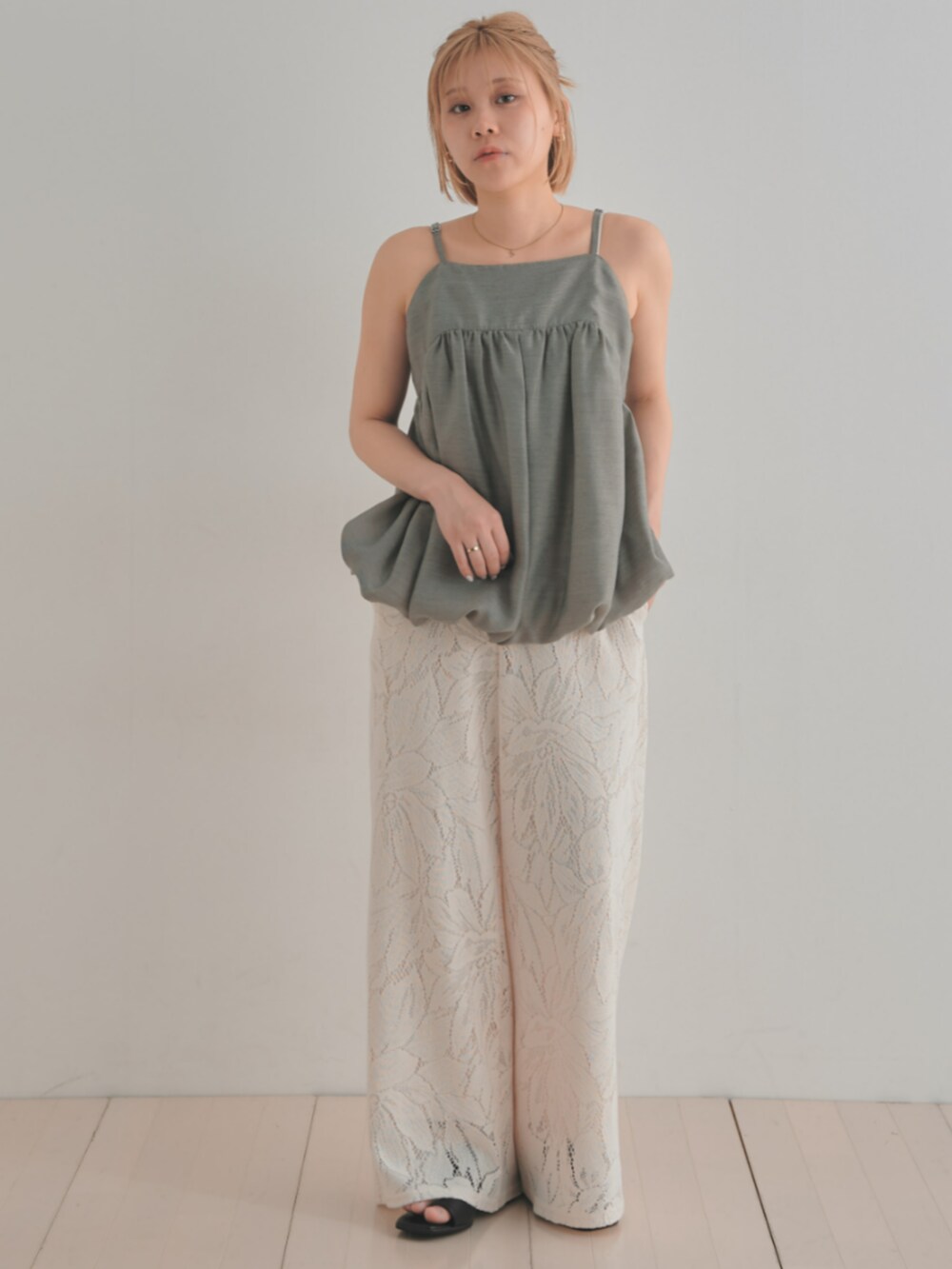 ホワイト系のその他パンツ、グレー系のキャミソールを着用したレディースの夏コーディネートの2枚目の写真