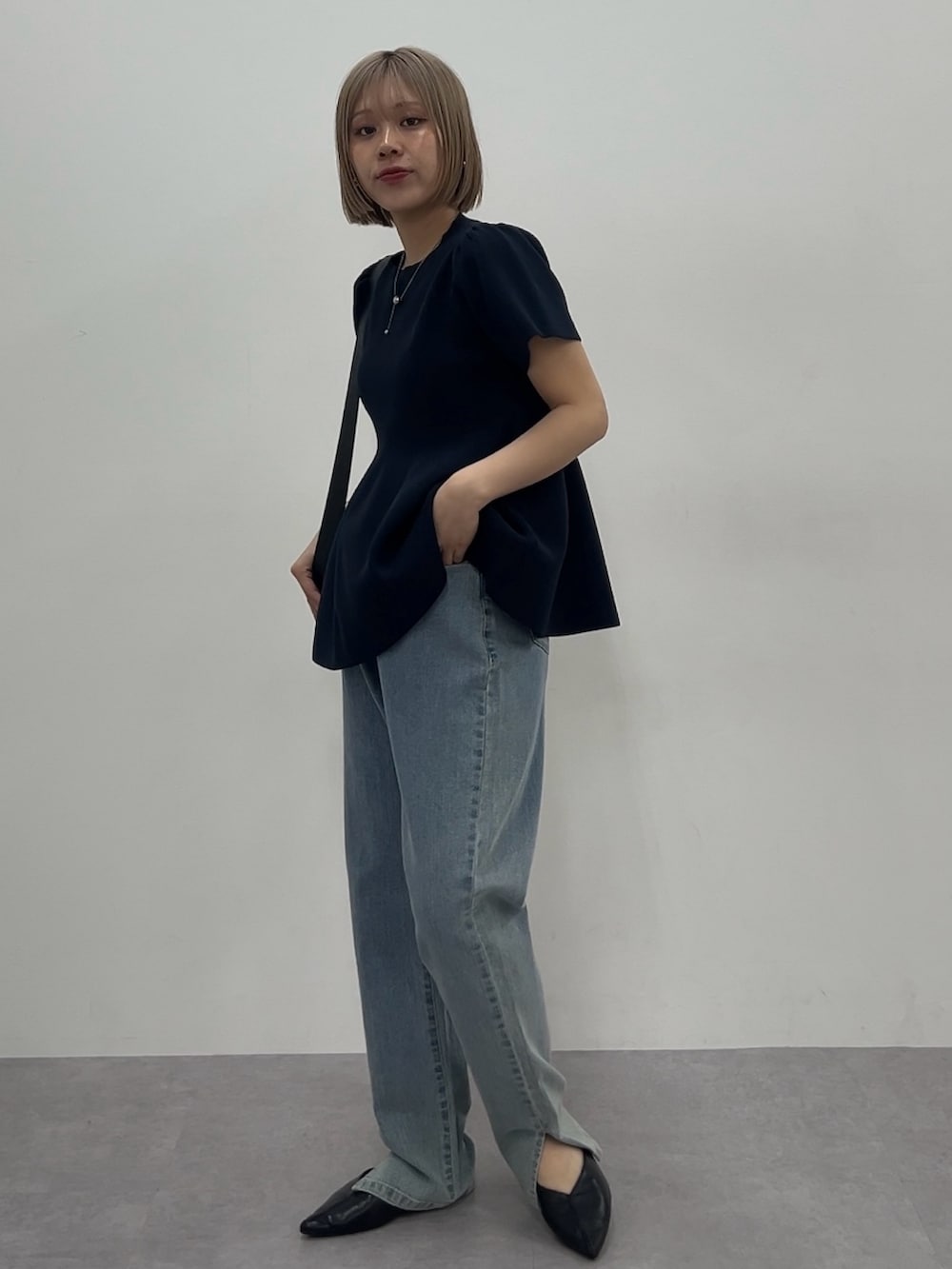 ブルー系のデニムパンツ、ブルー系のニット/セーター、ブルー系のデニムパンツを着用したレディースの春コーディネートの2枚目の写真