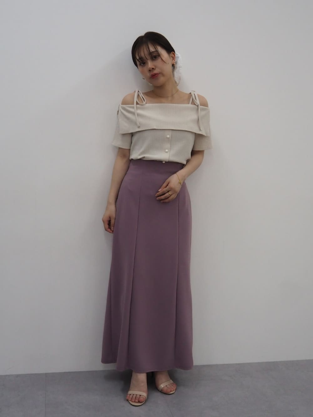 パープル系のスカート、グレー系のTシャツ/カットソーを着用したレディースの夏コーディネートの2枚目の写真