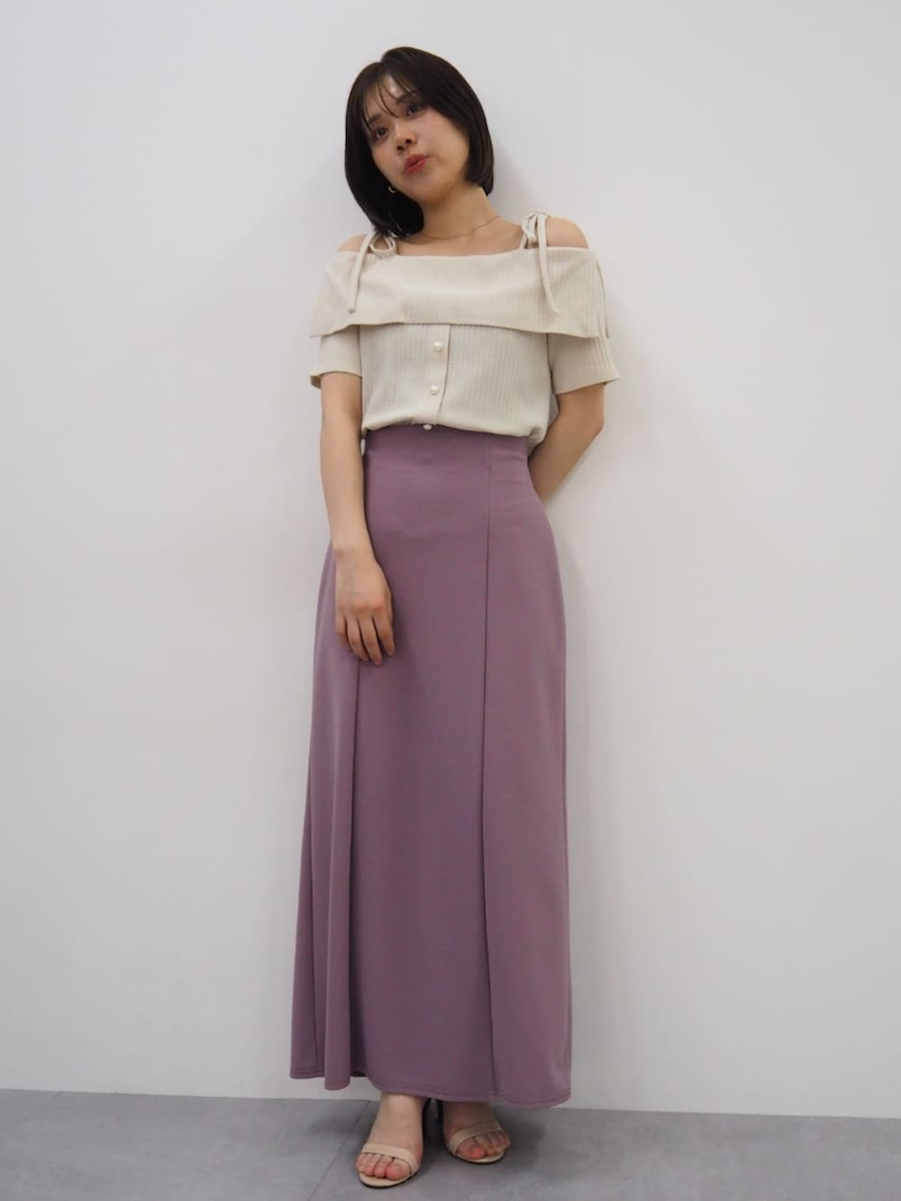 パープル系のスカート、グレー系のTシャツ/カットソーを着用したレディースの夏コーディネートの4枚目の写真