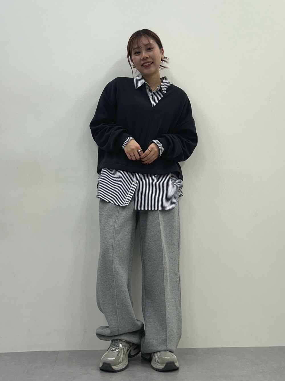 グレー系のスウェットパンツ、ブルー系のシャツ/ブラウス、ブルー系のシャツ/ブラウスを着用したレディースの冬コーディネートの2枚目の写真