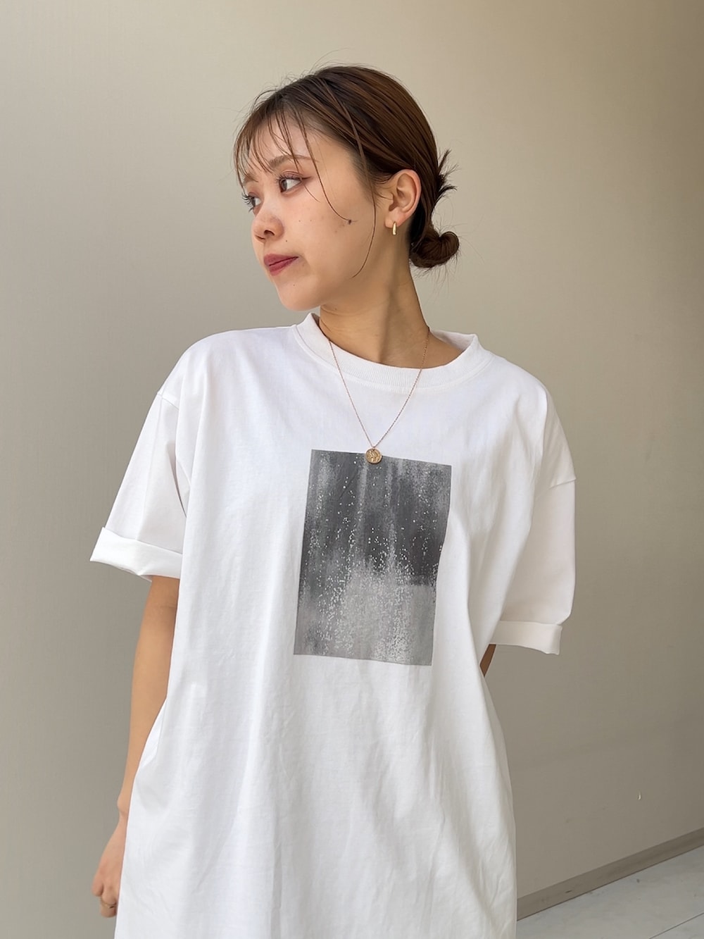 ブラック系のワンピース、ホワイト系のTシャツ/カットソーを着用したレディースの冬コーディネートの2枚目の写真