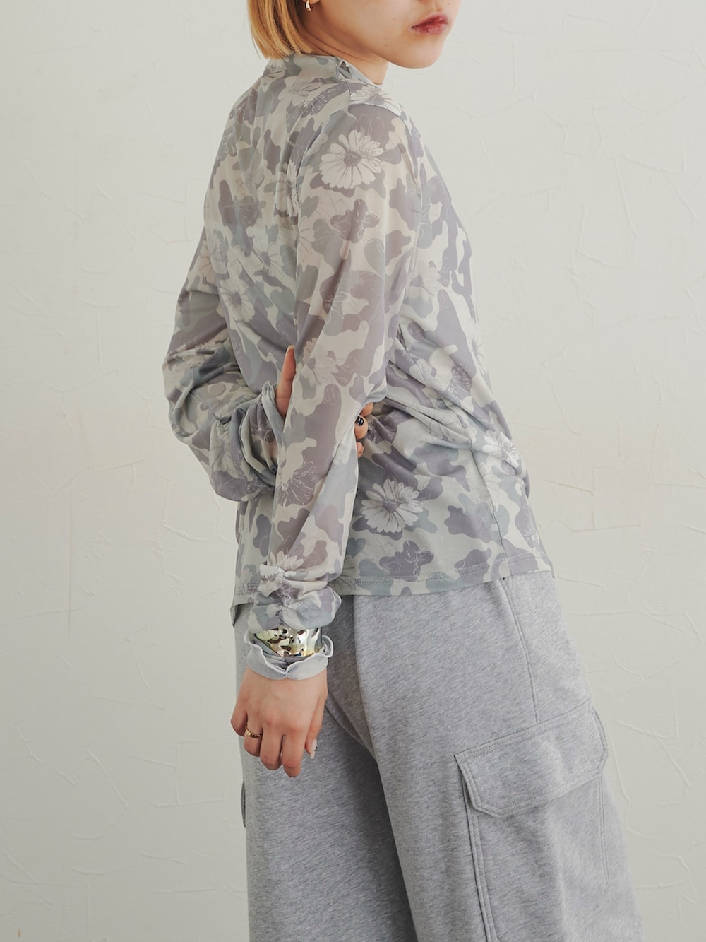 グレー系のTシャツ/カットソーを着用したレディースの春コーディネートの2枚目の写真