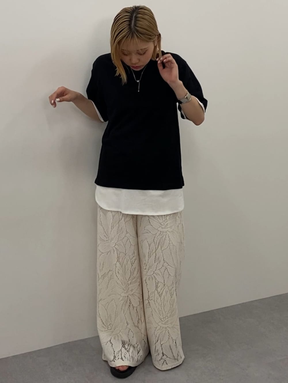 ホワイト系のその他パンツ、ブルー系のTシャツ/カットソーを着用したレディースの夏コーディネートの2枚目の写真