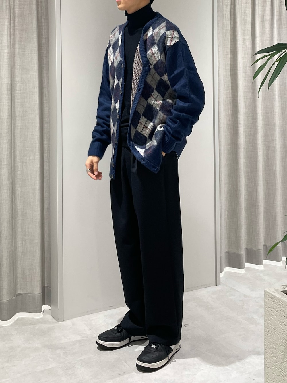 ブラック系のスニーカー、グレー系のその他パンツ、ブルー系のカーディガン/ボレロを着用したメンズの秋コーディネートの3枚目の写真