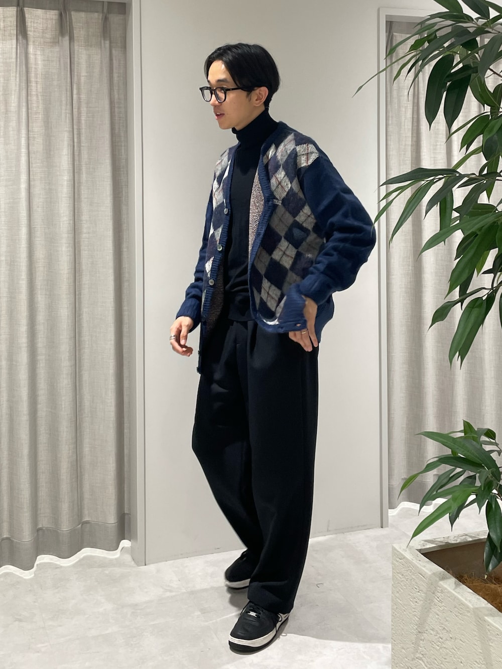 ブラック系のスニーカー、グレー系のその他パンツ、ブルー系のカーディガン/ボレロを着用したメンズの秋コーディネートの2枚目の写真