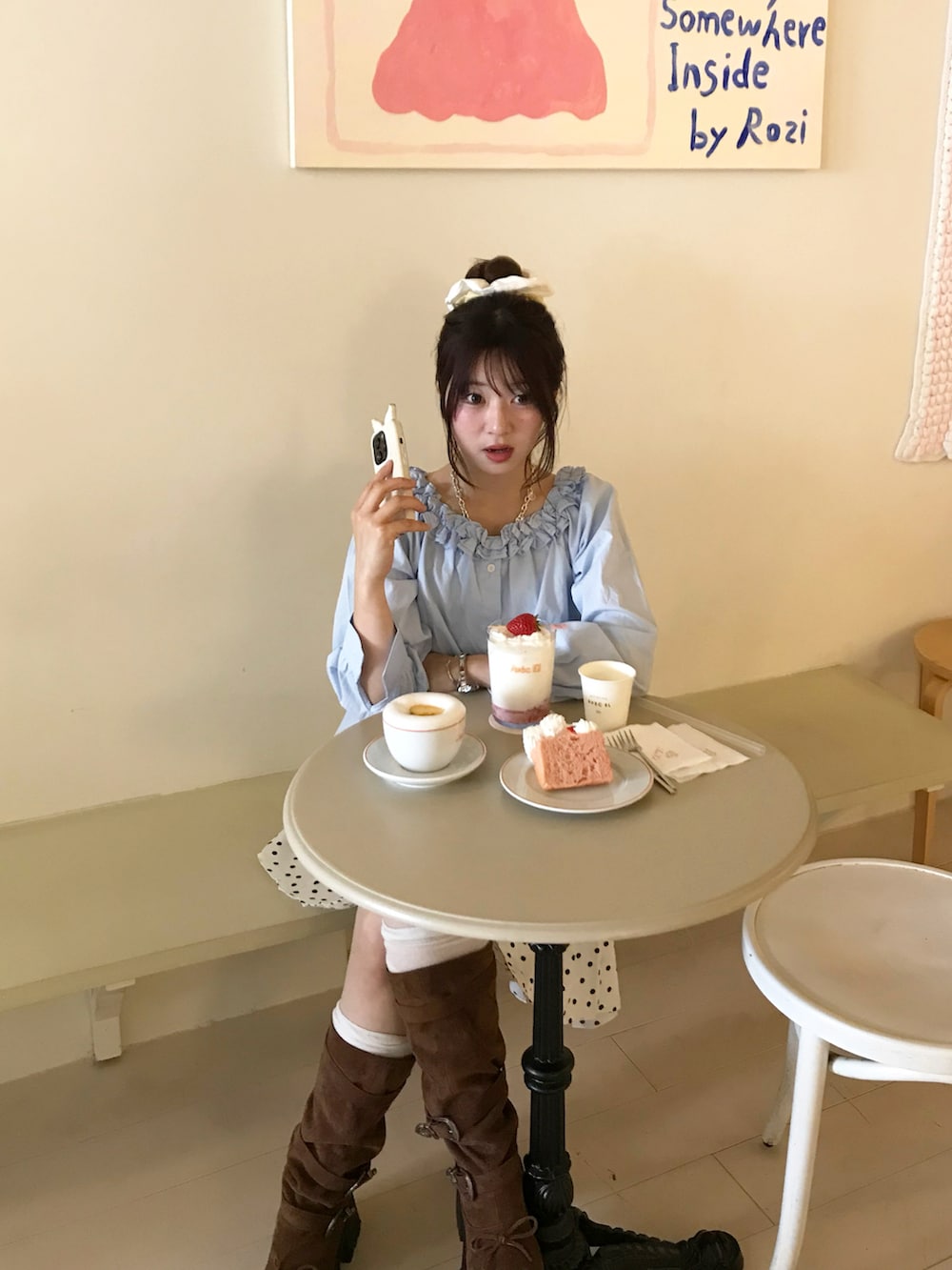 ブラウン系のブーツ、ブルー系のシャツ/ブラウス、ホワイト系のスカートを着用したレディースの春コーディネートの2枚目の写真