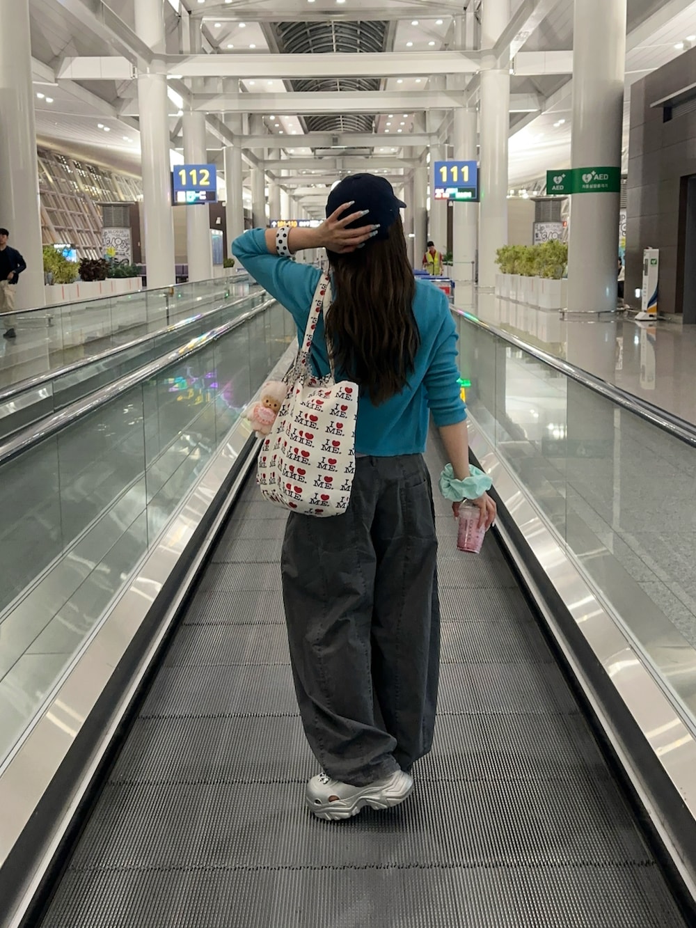 その他のTシャツ/カットソー、グレー系のカーゴパンツ、シルバー系のサンダルを着用したレディースの夏コーディネートの2枚目の写真