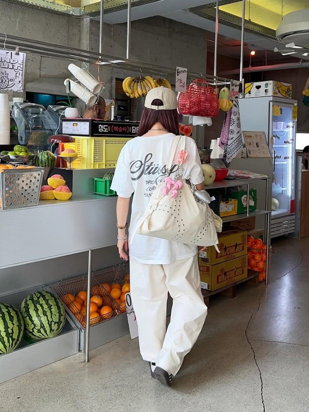 ブラック系のスニーカー、ホワイト系のTシャツ/カットソー、ホワイト系のパンツを着用したレディースの夏コーディネートの4枚目の写真