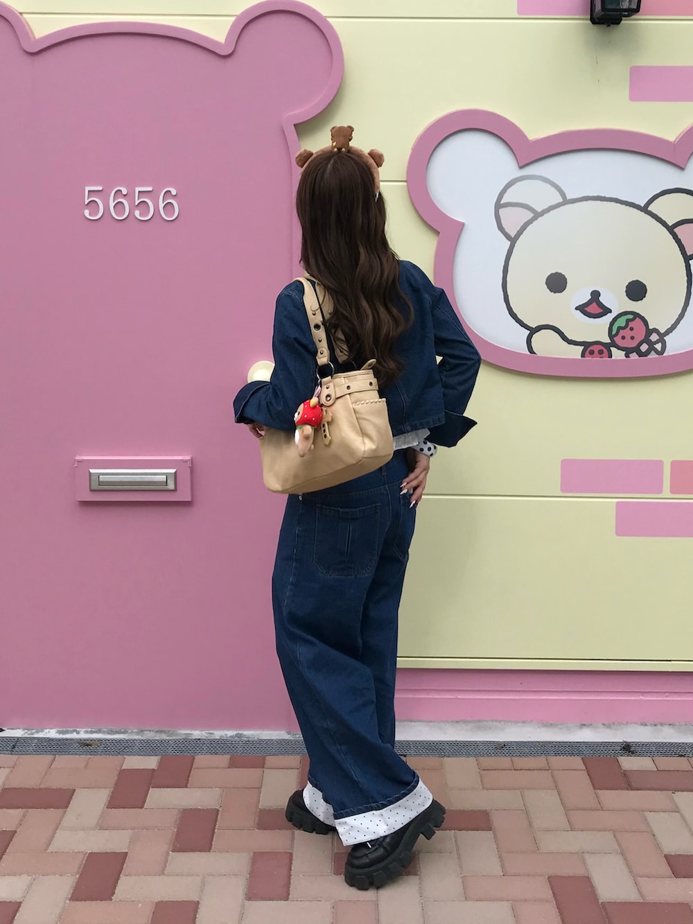 ブルー系のその他アウター、ブルー系のその他パンツ、ホワイト系のその他トップスを着用したレディースの秋コーディネートの2枚目の写真